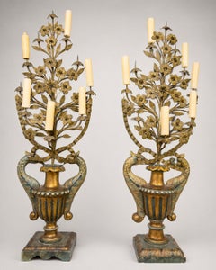 Candelabro monumental italiano de madera dorada y policromada, con motivos de delfines y flores en tole
