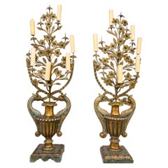 Candelabro monumental italiano de madera dorada y policromada, con motivos de delfines y flores en tole
