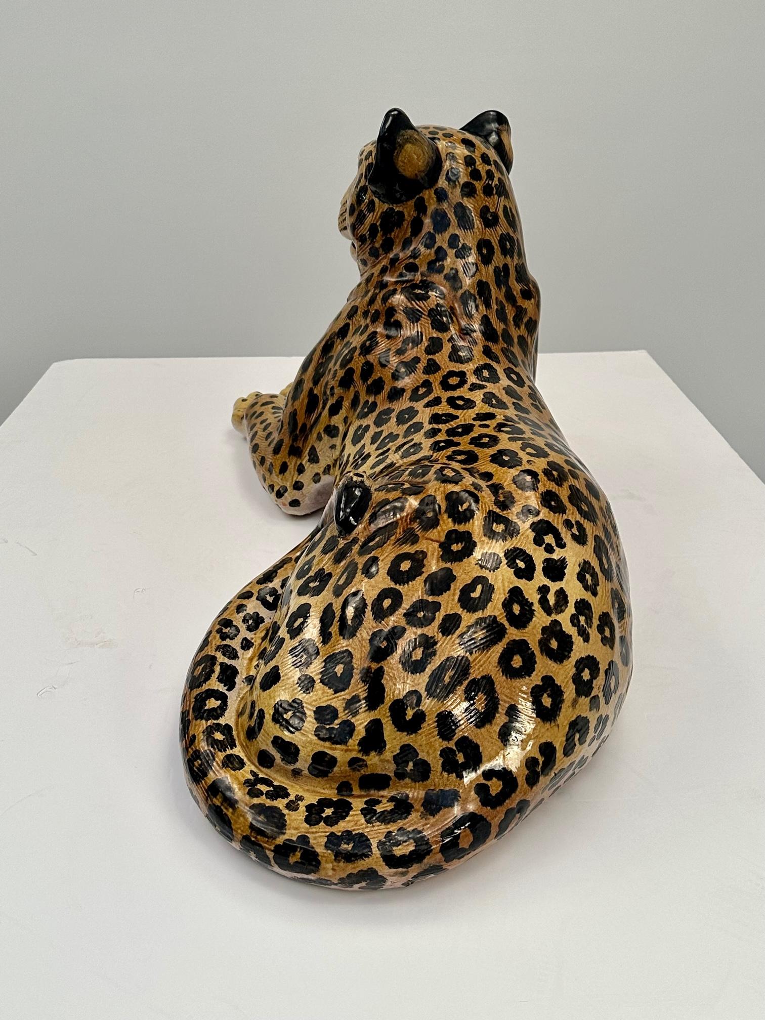 Monumentale sculpture italienne de léopard en terre cuite émaillée en relief Bon état - En vente à Hopewell, NJ