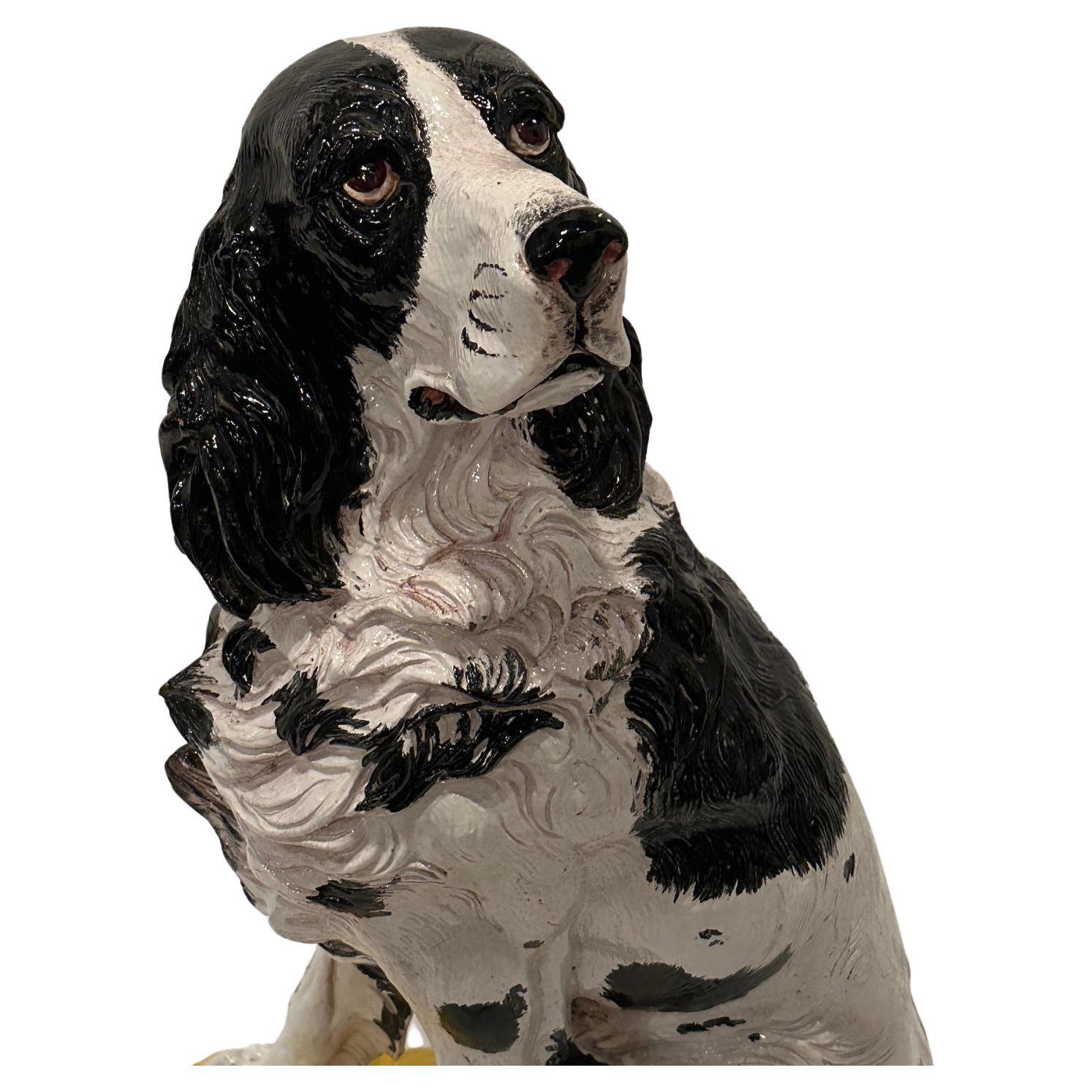 Adorable sculpture de chien en terre cuite émaillée, de taille impressionnante, représentant un épagneul Springer avec de nombreux détails.