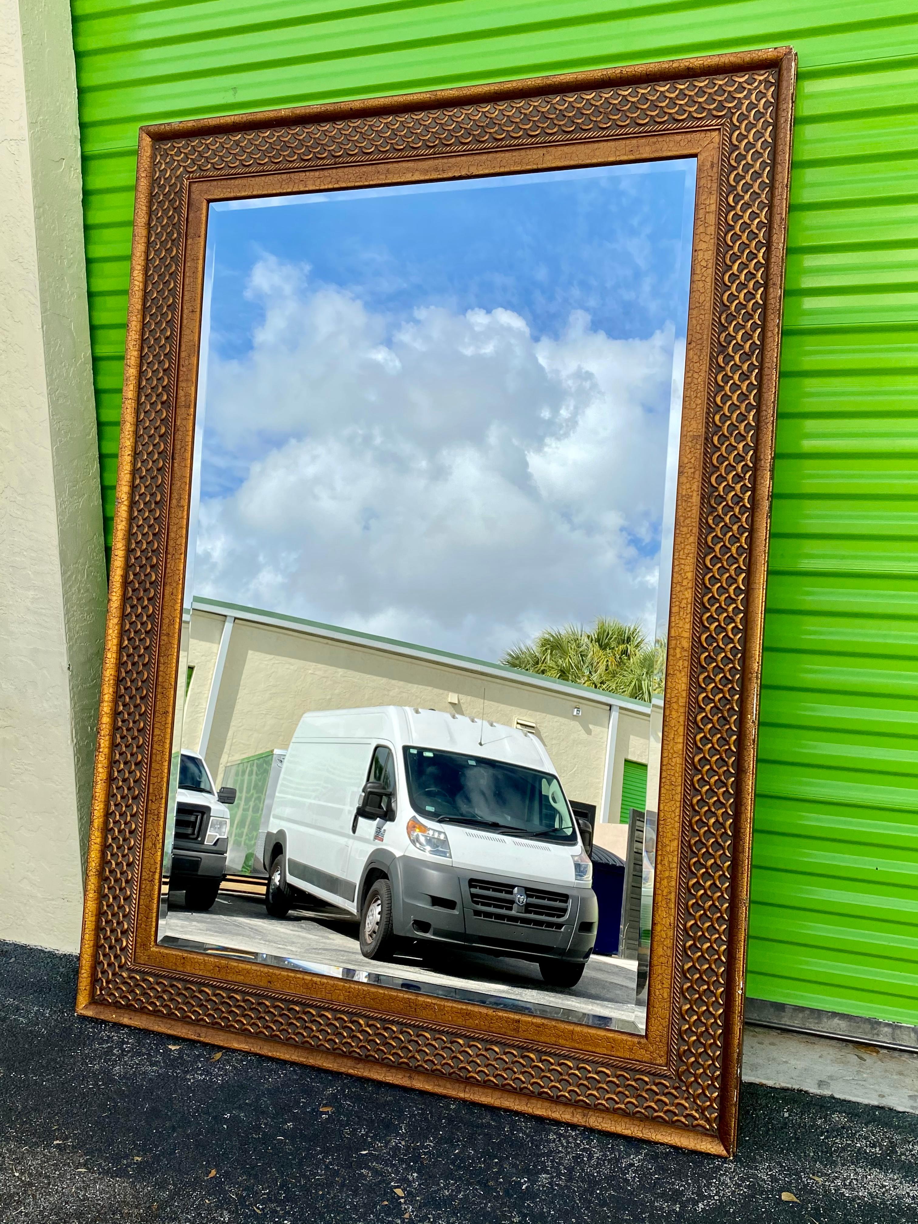 Monumentaler italienischer Bodenspiegel mit Goldbronze-Rahmen aus vergoldetem Holz im Zustand „Gut“ im Angebot in Fort Lauderdale, FL
