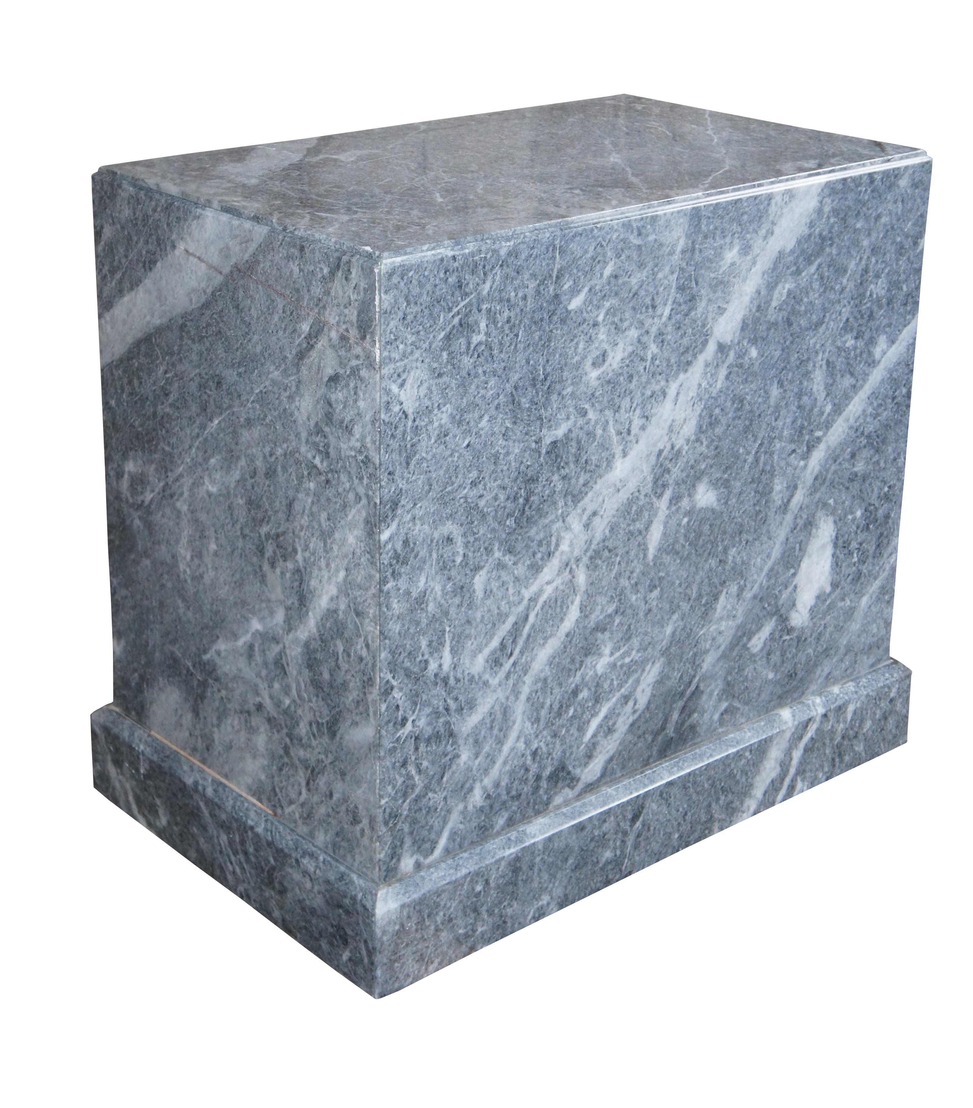 Massif en marbre italien du 20e siècle, pour piédestal ou sculpture. Fabriqué en marbre gris avec un cadre en béton armé.  La base idéale pour exposer tout objet lourd, sculpture ou statue. Peut également être utilisé comme extrémité ou côté. 