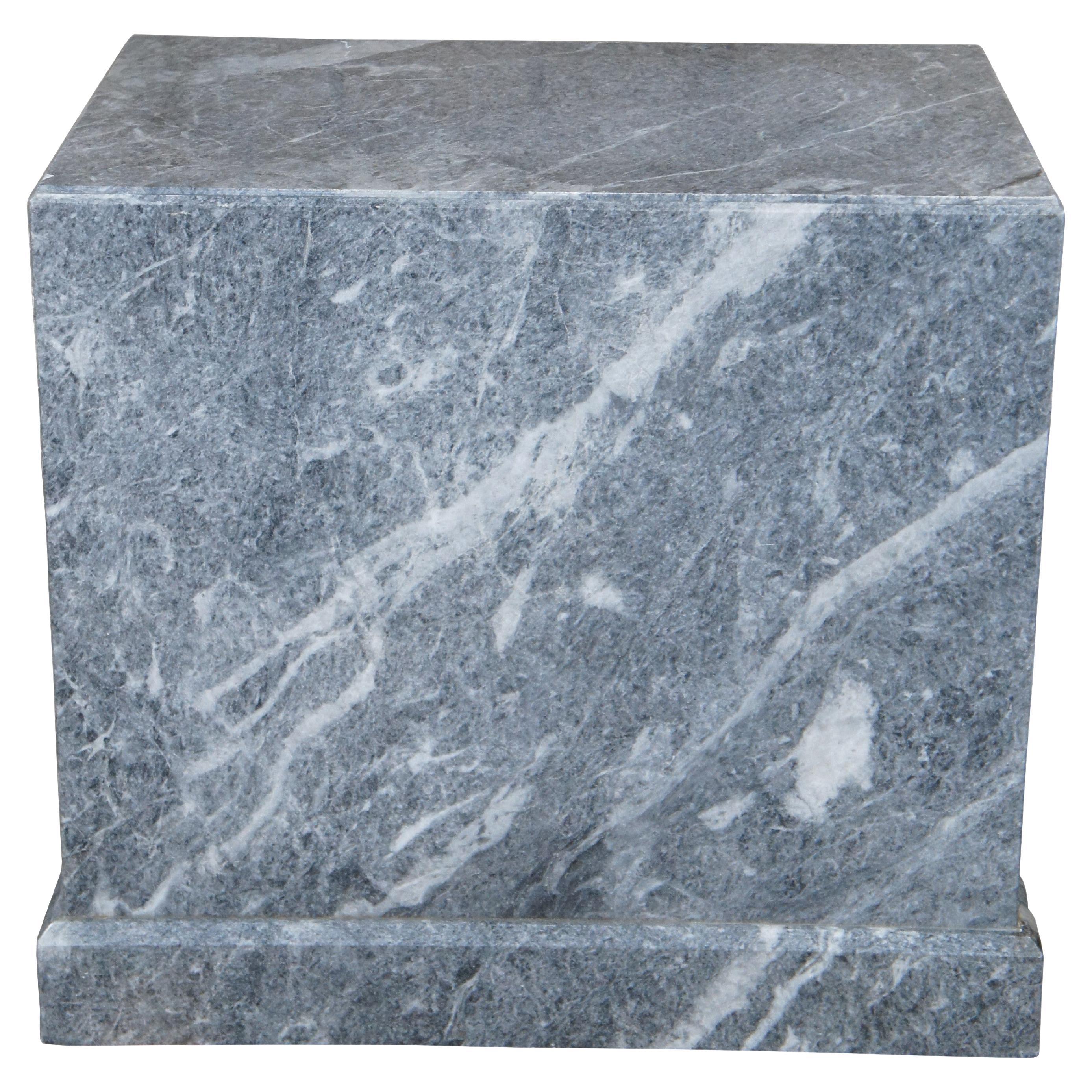 Monumental Italian Gray Marble Plinth Sculpture Stand Pedestal Table Stone 34" (socle de sculpture en marbre gris italien) en vente