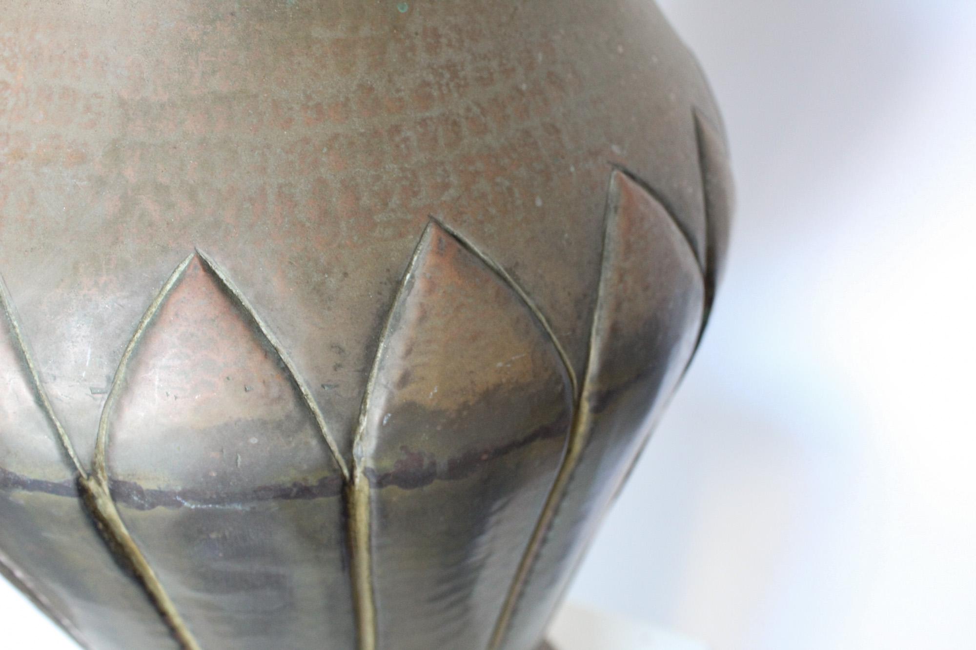 Monumentale italienische Vase aus gehämmertem Kupfer, Art Deco, 1920er Jahre im Angebot 3