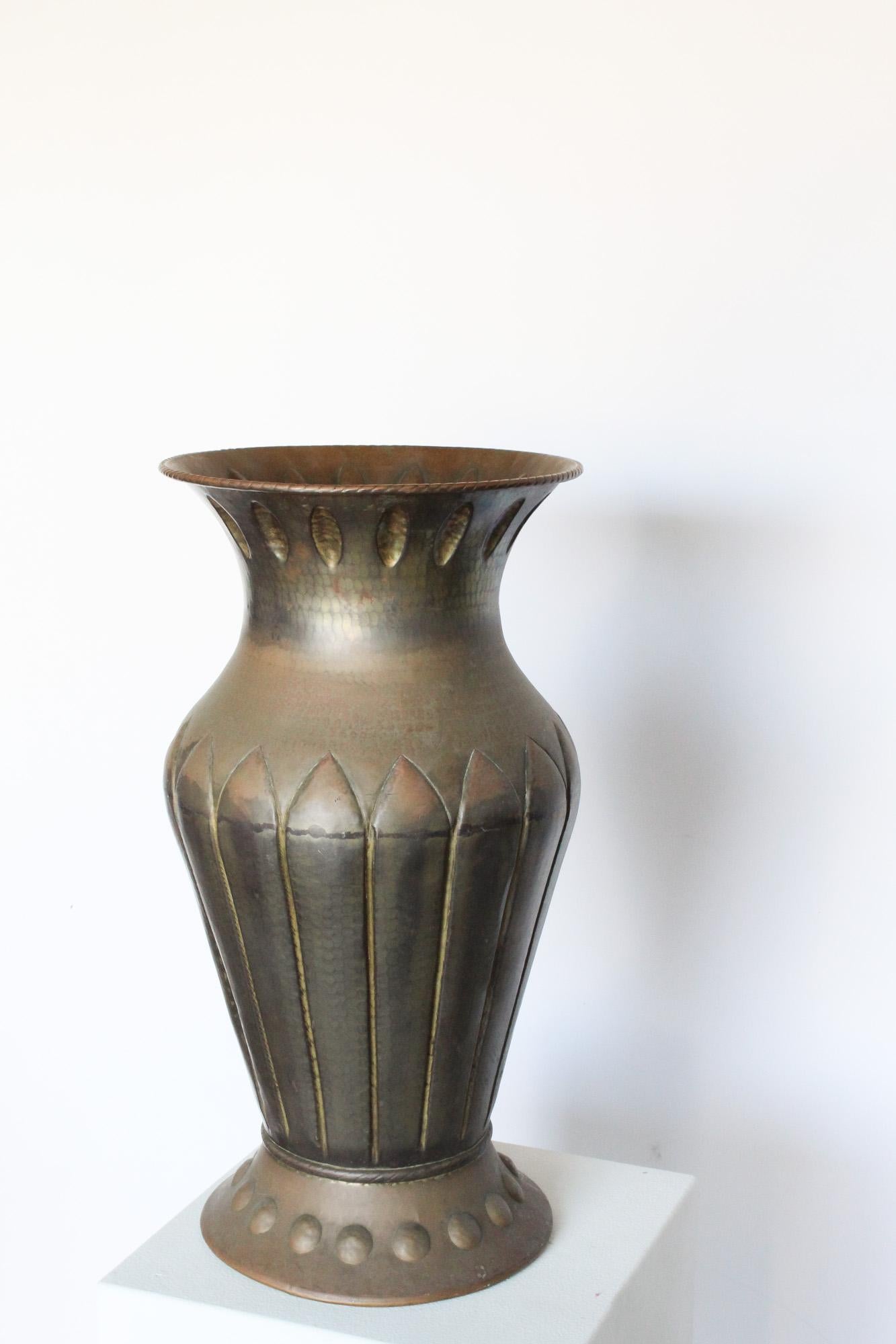 Monumentale italienische Vase aus gehämmertem Kupfer, Art Deco, 1920er Jahre im Angebot 8