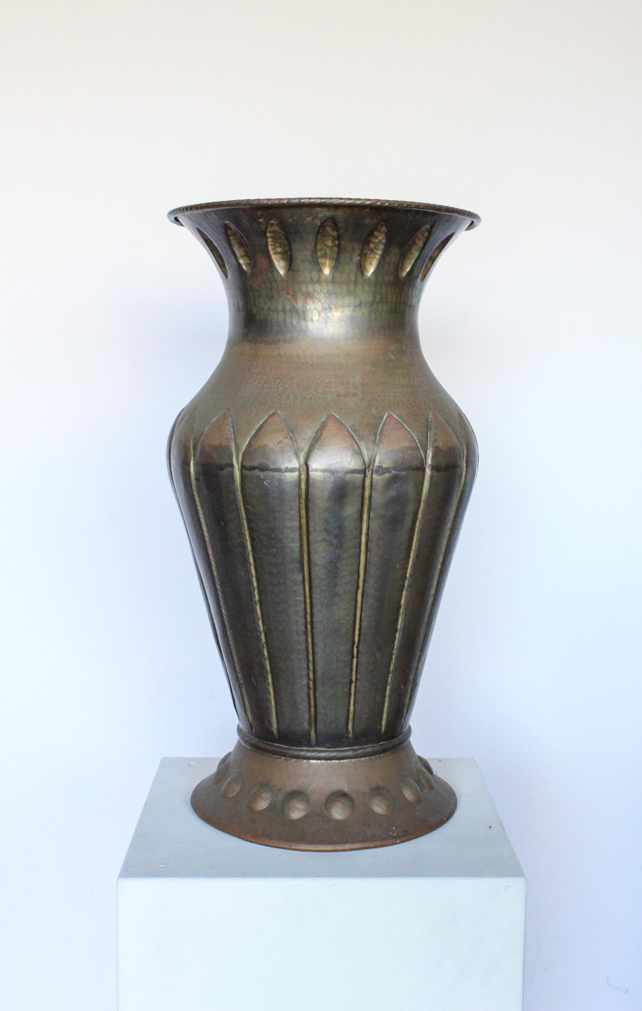 Monumentales Vasengefäß aus handgehämmertem Kupfer im Art-Déco-Stil, hergestellt in Italien, 1920er Jahre. Die Vase hat eine starke Ähnlichkeit mit den Entwürfen von Vittorio Zecchin. Wir haben die Vase so belassen, wie sie gefunden wurde, mit einer