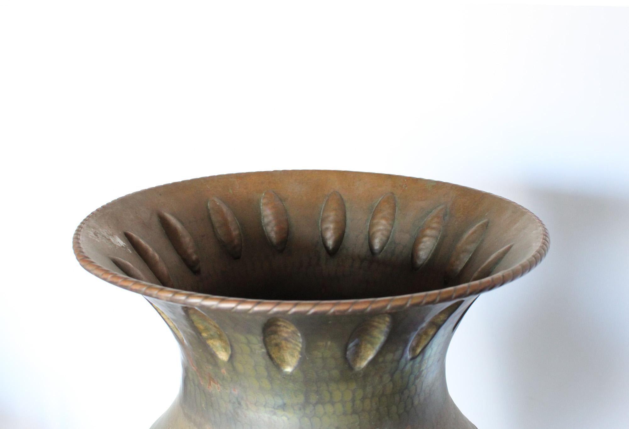 Martelé Monumental vase italien en cuivre martelé Art déco, années 1920 en vente