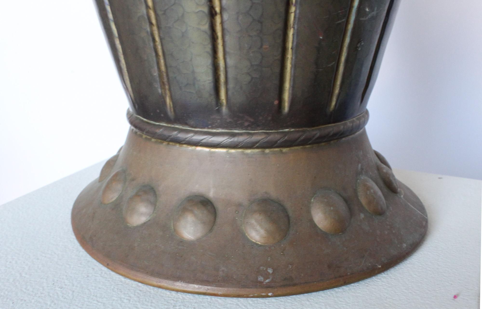 Monumental vase italien en cuivre martelé Art déco, années 1920 Bon état - En vente à San Diego, CA