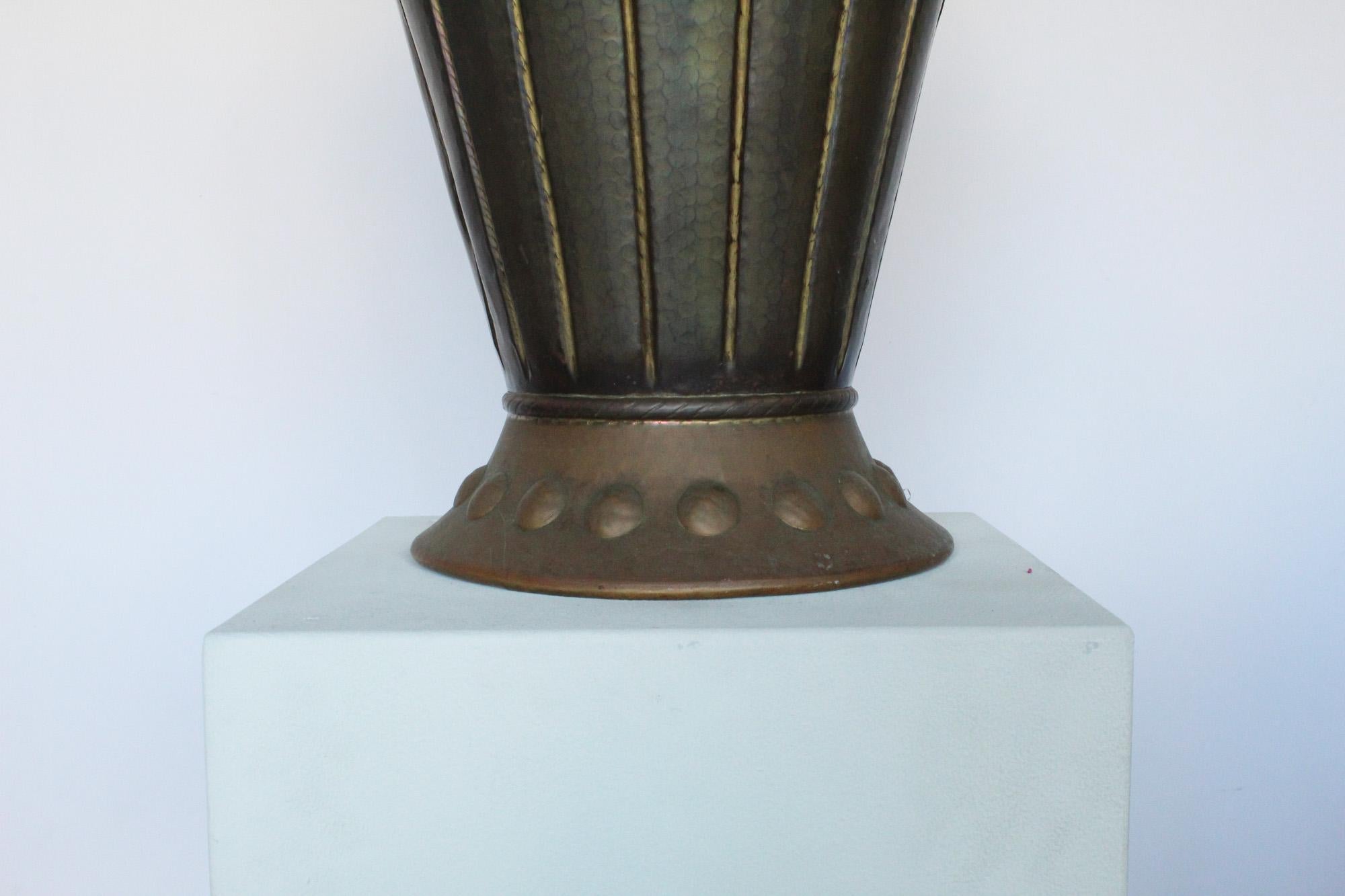 Monumentale italienische Vase aus gehämmertem Kupfer, Art Deco, 1920er Jahre (Gehämmert) im Angebot