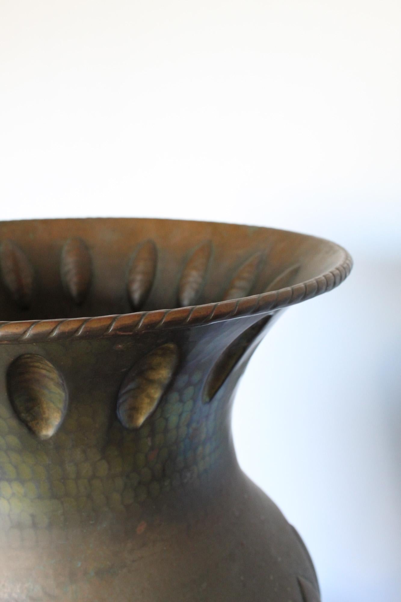 Monumental vase italien en cuivre martelé Art déco, années 1920 en vente 3