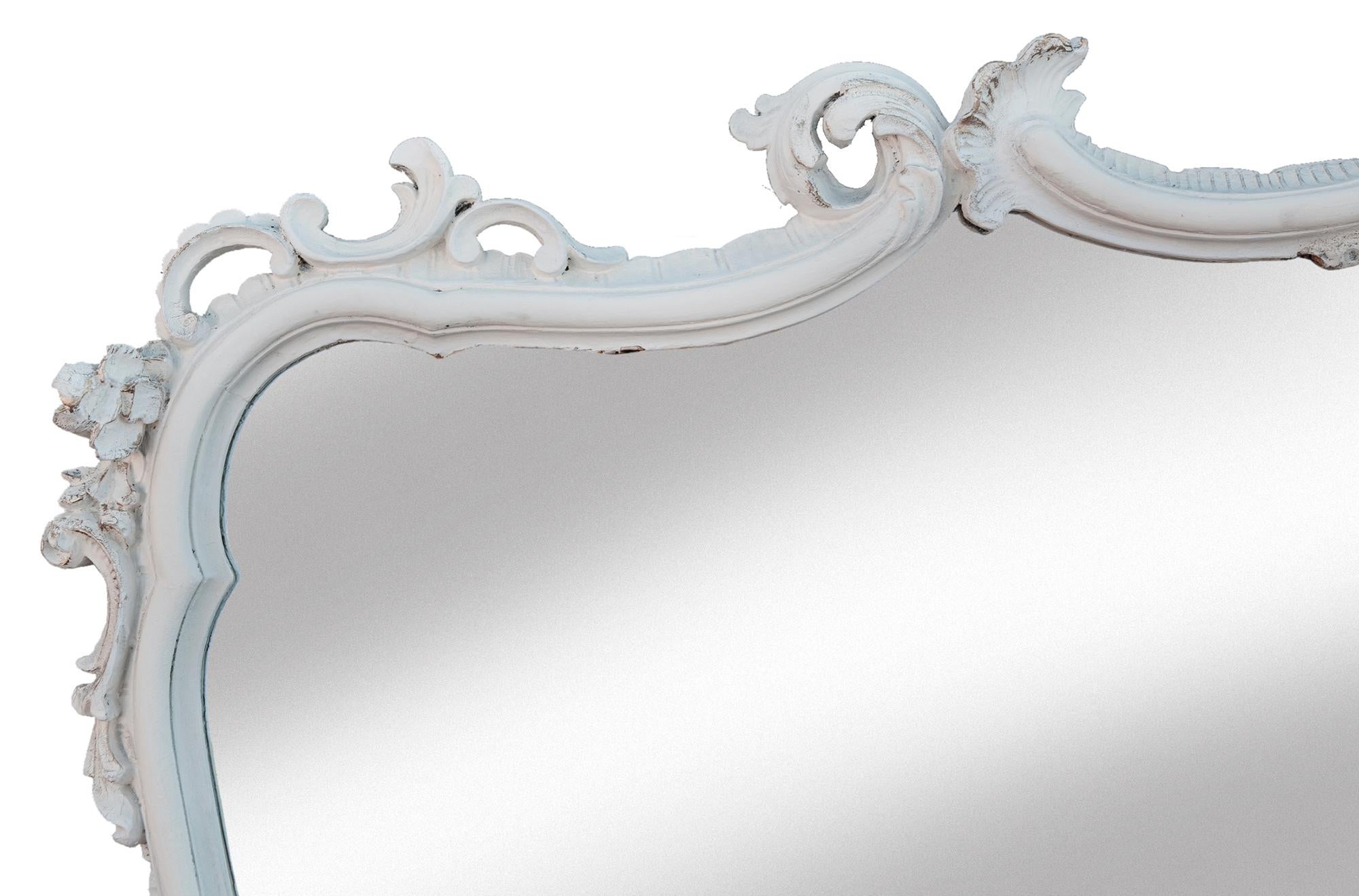 Un pezzo incredibile, uno specchio in una cornice stupenda con un intaglio eccezionale, un supporto in legno duro nuovo. Nuovo, dipinto a mano in bianco e rifinito a cera.
Lo specchio può essere collocato su una credenza o un caminetto, oppure