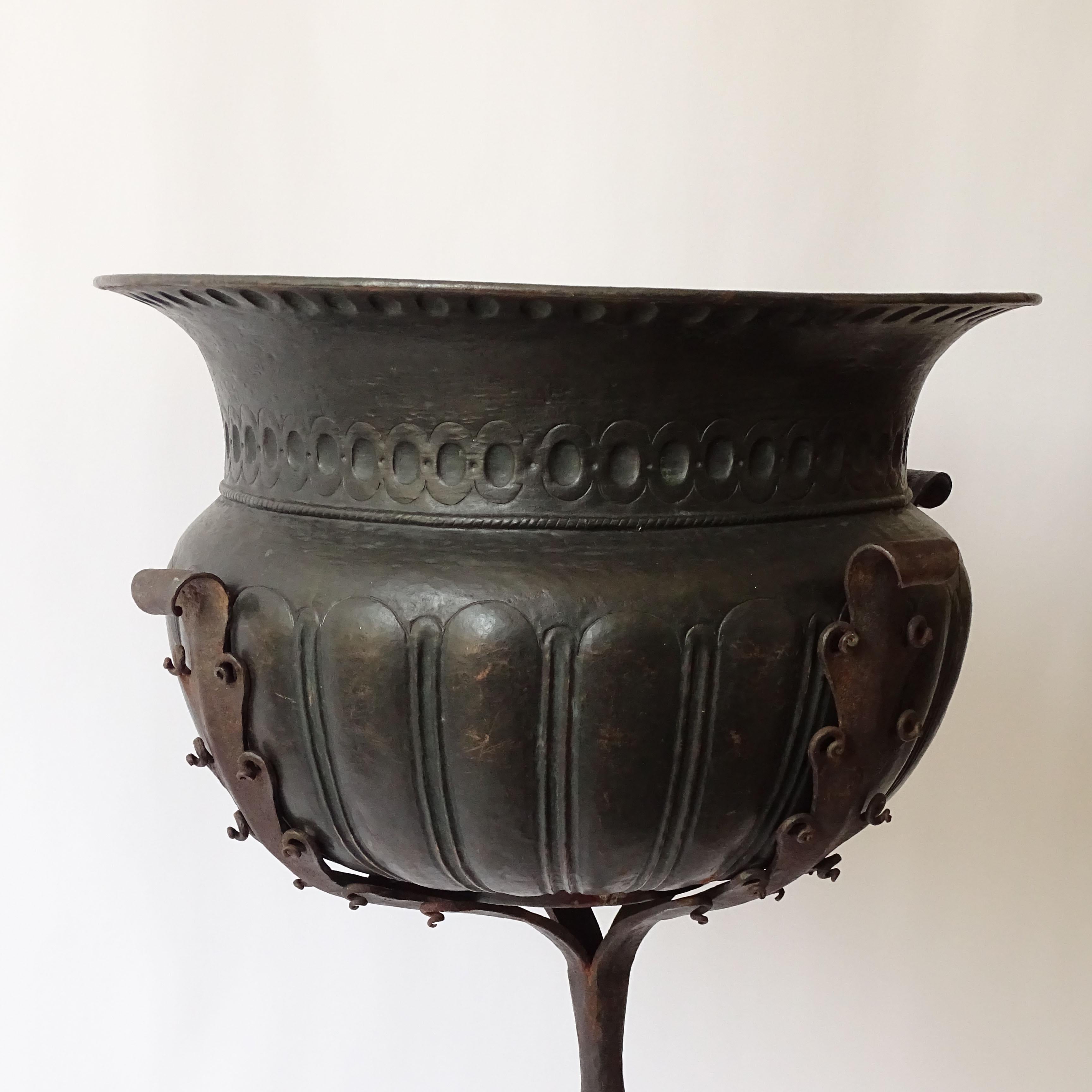 Monumental Italian Hand Crafts Wrought Iron Plant Stand and Copper Pot (Support pour plantes en fer forgé et pot en cuivre) en vente 4
