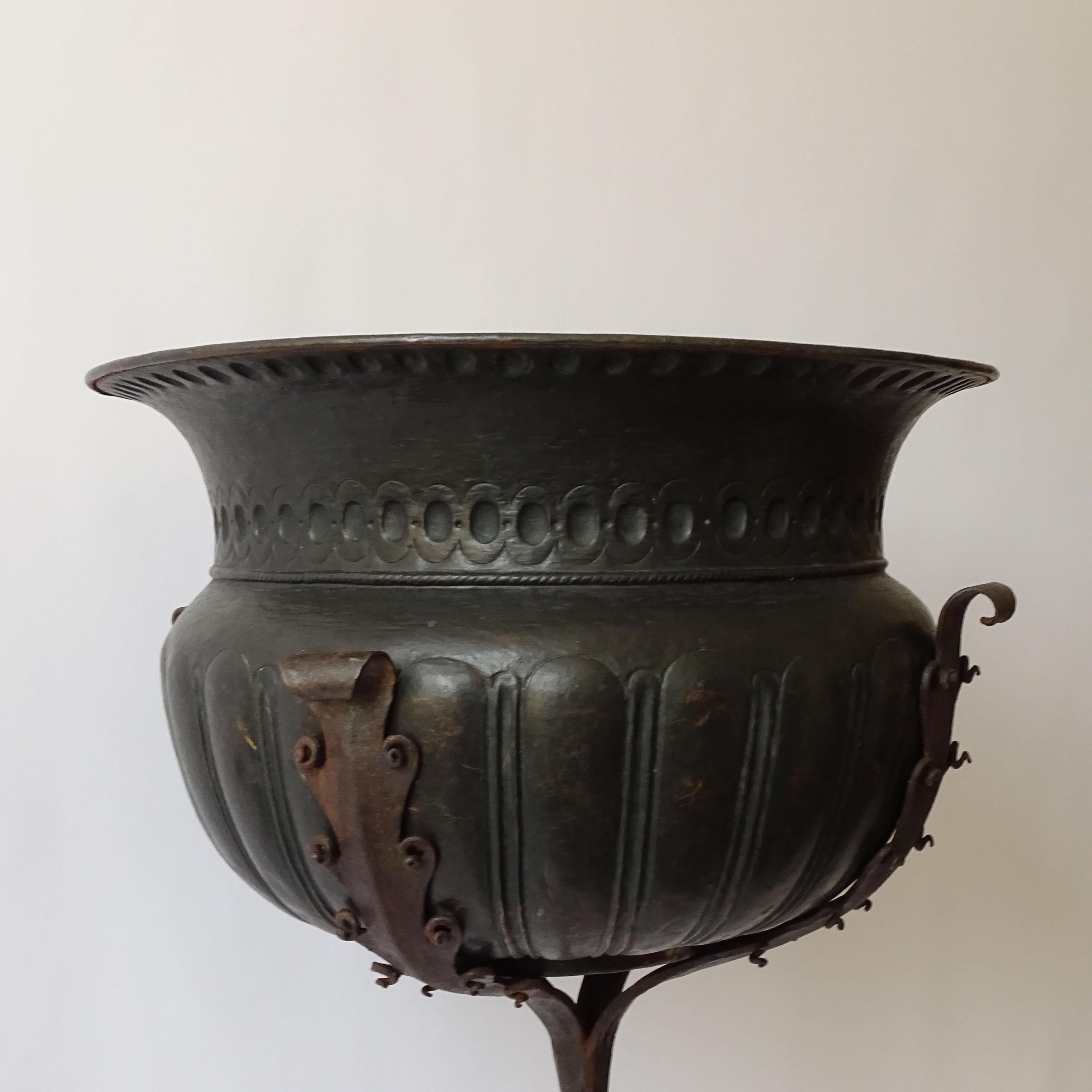 Monumental Italian Hand Crafts Wrought Iron Plant Stand and Copper Pot (Support pour plantes en fer forgé et pot en cuivre) en vente 5