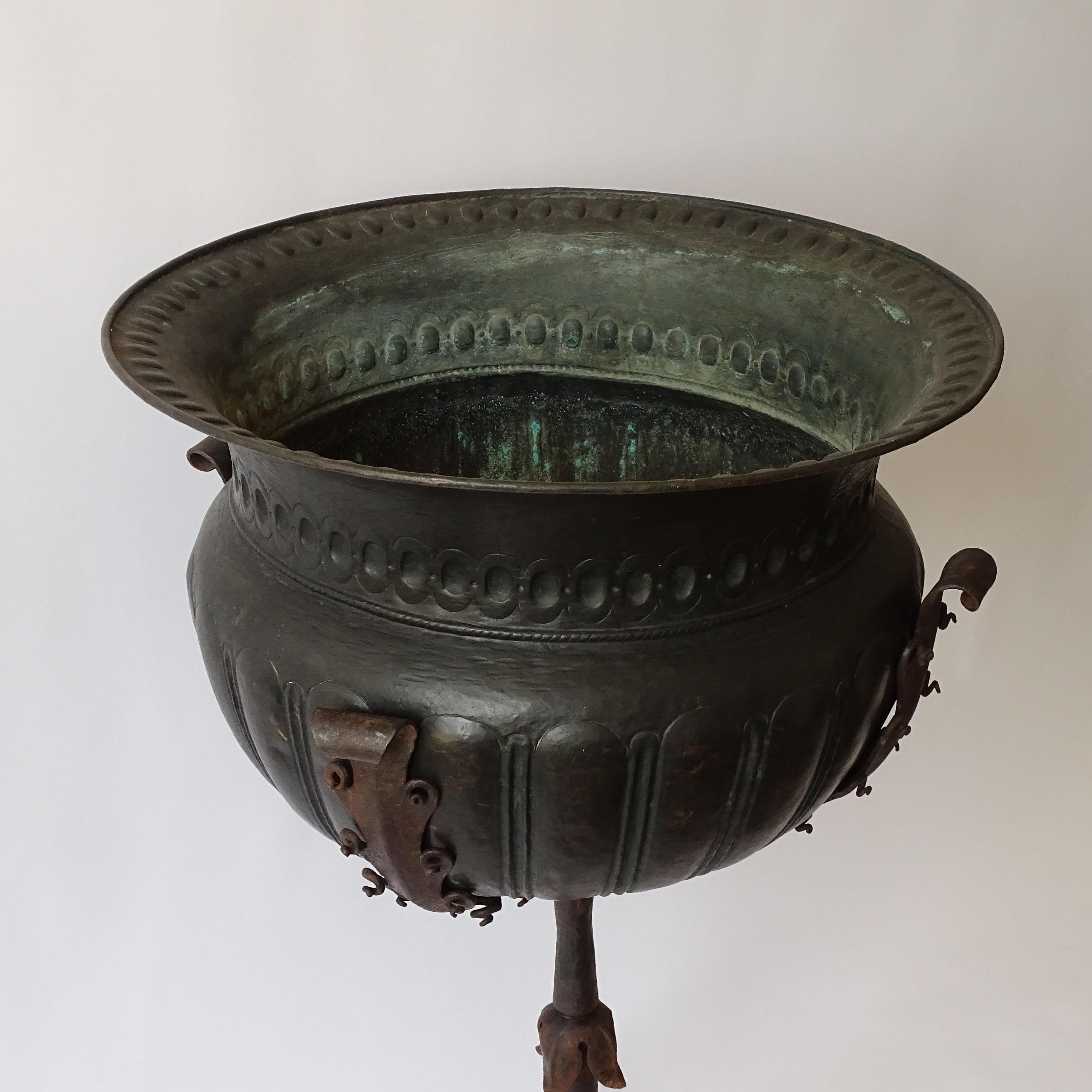 Monumental Italian Hand Crafts Wrought Iron Plant Stand and Copper Pot (Support pour plantes en fer forgé et pot en cuivre) en vente 6