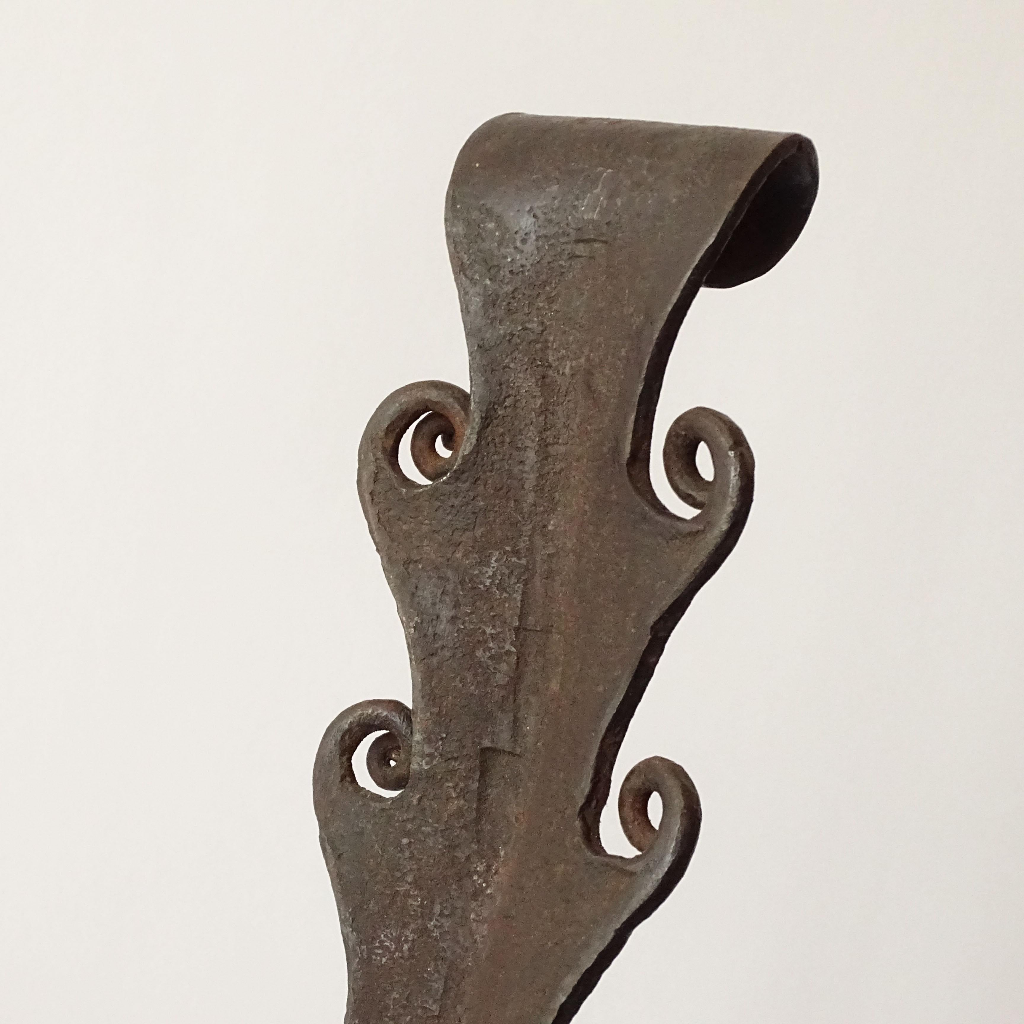 Néo-gothique Monumental Italian Hand Crafts Wrought Iron Plant Stand and Copper Pot (Support pour plantes en fer forgé et pot en cuivre) en vente
