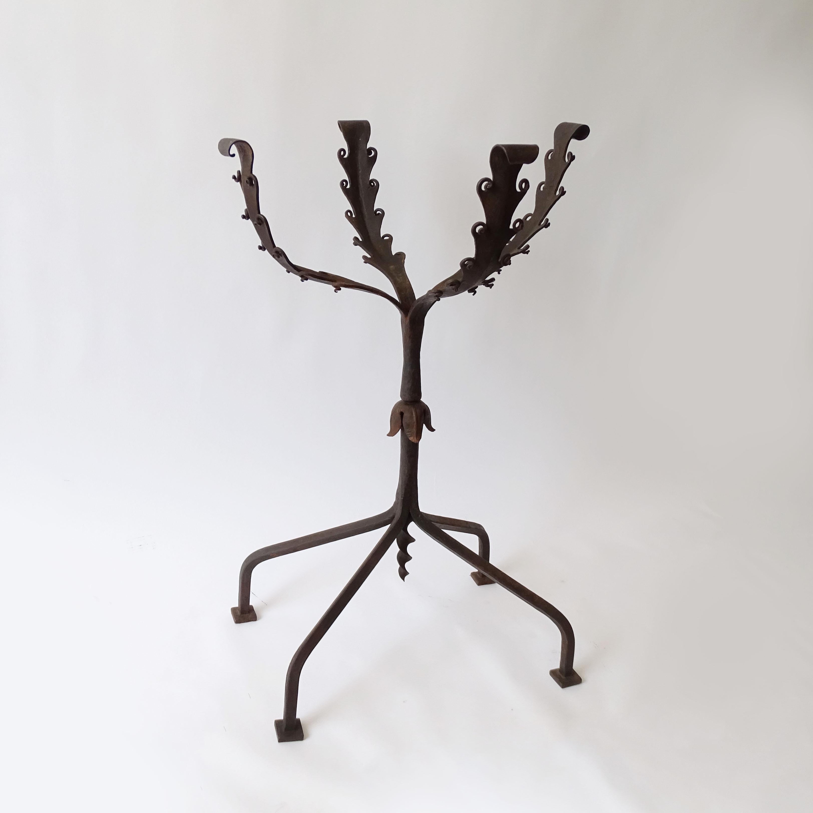 Fer forgé Monumental Italian Hand Crafts Wrought Iron Plant Stand and Copper Pot (Support pour plantes en fer forgé et pot en cuivre) en vente