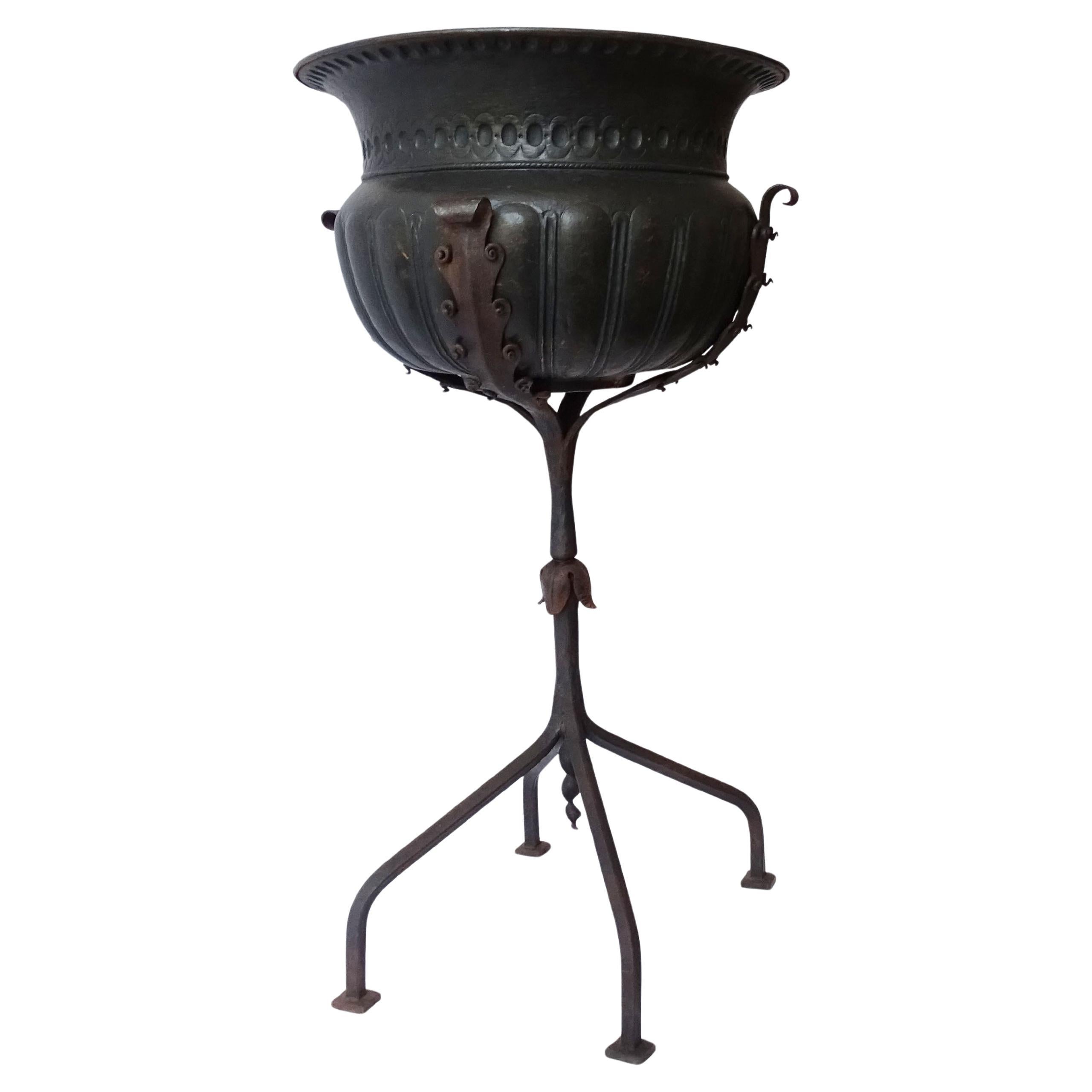 Monumental Italian Hand Crafts Wrought Iron Plant Stand and Copper Pot (Support pour plantes en fer forgé et pot en cuivre) en vente