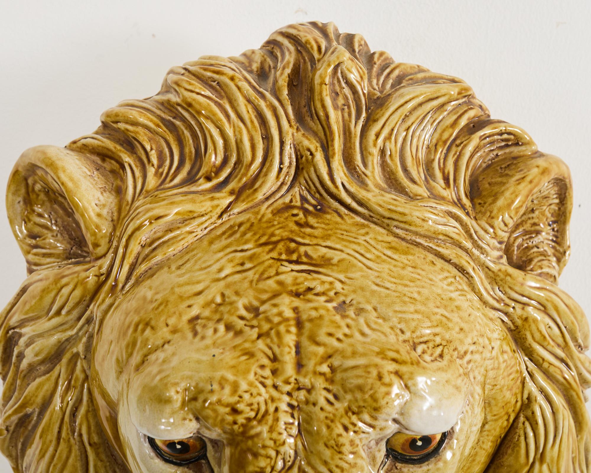 Monumental cabeza de león de cerámica esmaltada de mayólica italiana en venta 5