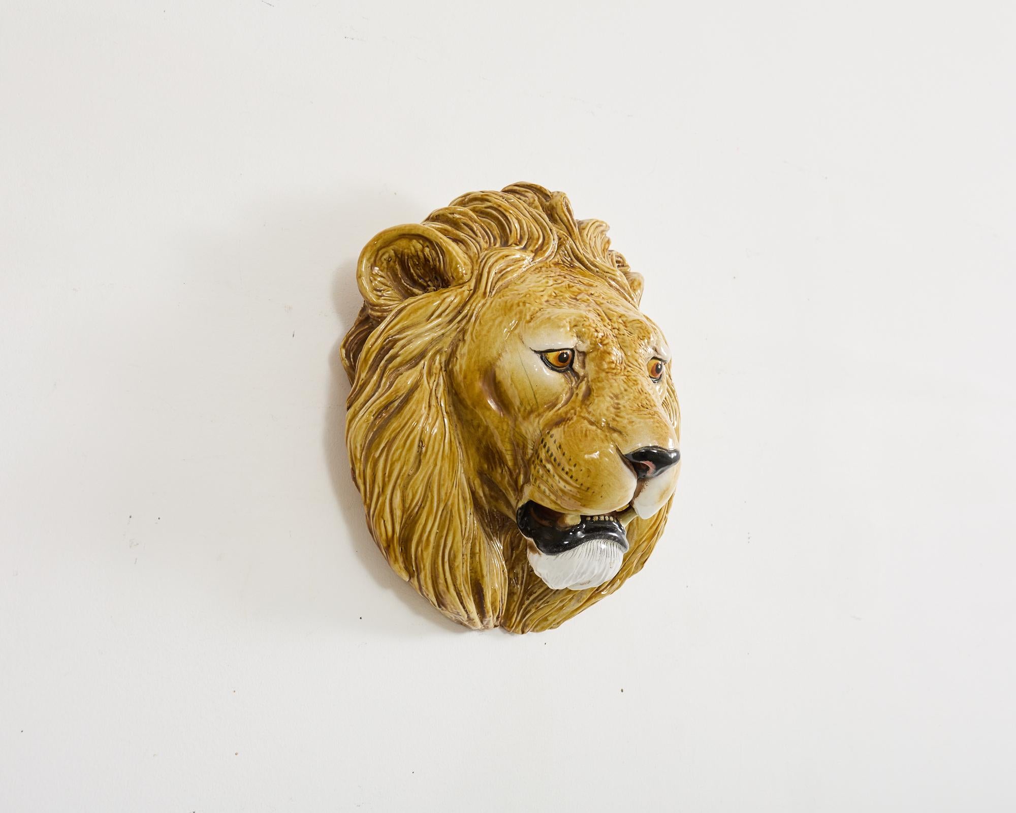 Monumental cabeza de león de cerámica esmaltada de mayólica italiana en venta 10