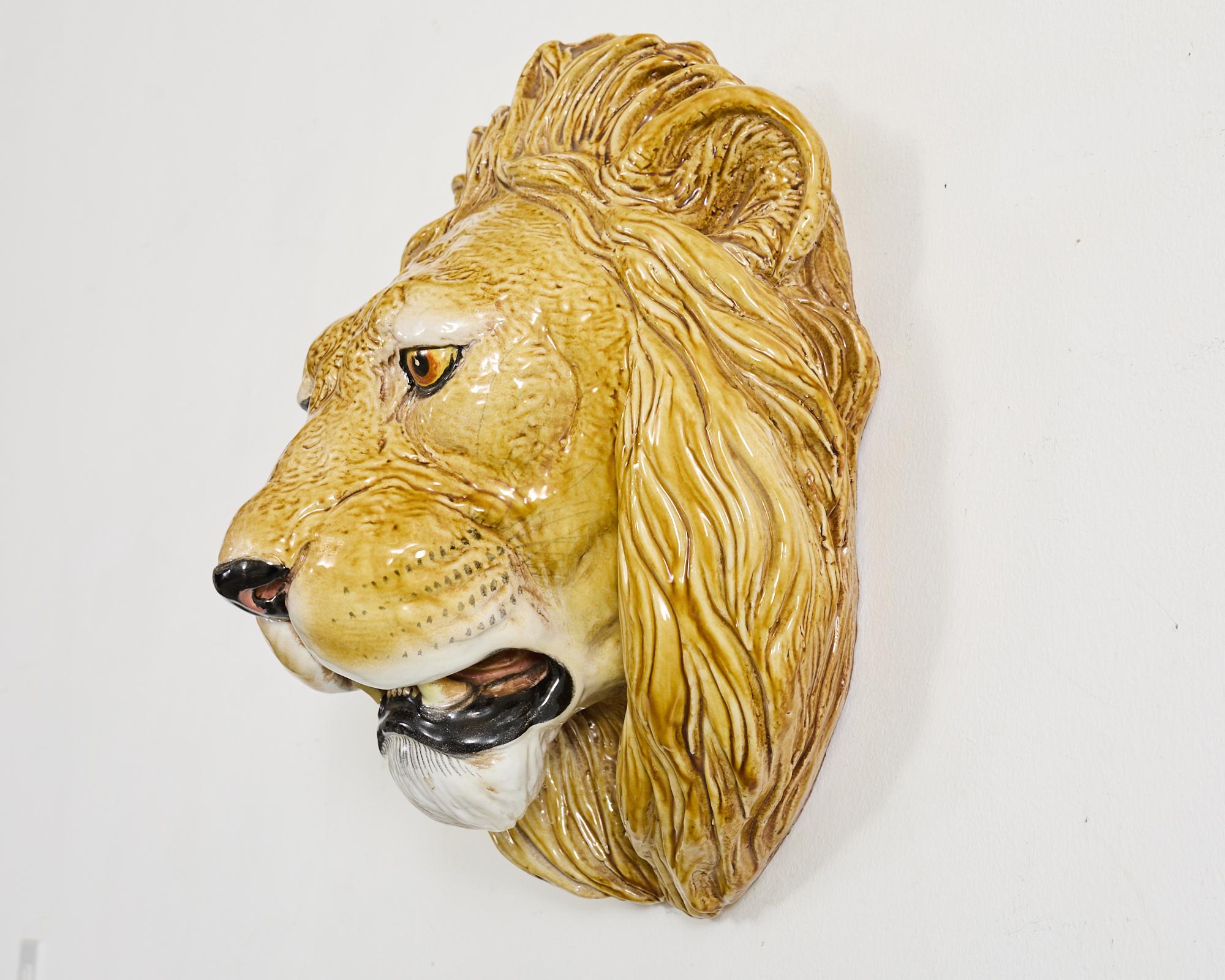 Monumental cabeza de león de cerámica esmaltada de mayólica italiana Italiano en venta