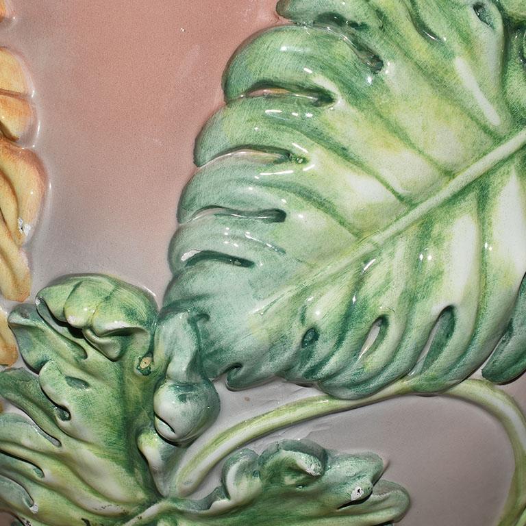 Monumentaler italienischer Majolika Jardinire-Pflanzgefäßbehälter mit Palmenfrosch-Details (Hollywood Regency) im Angebot