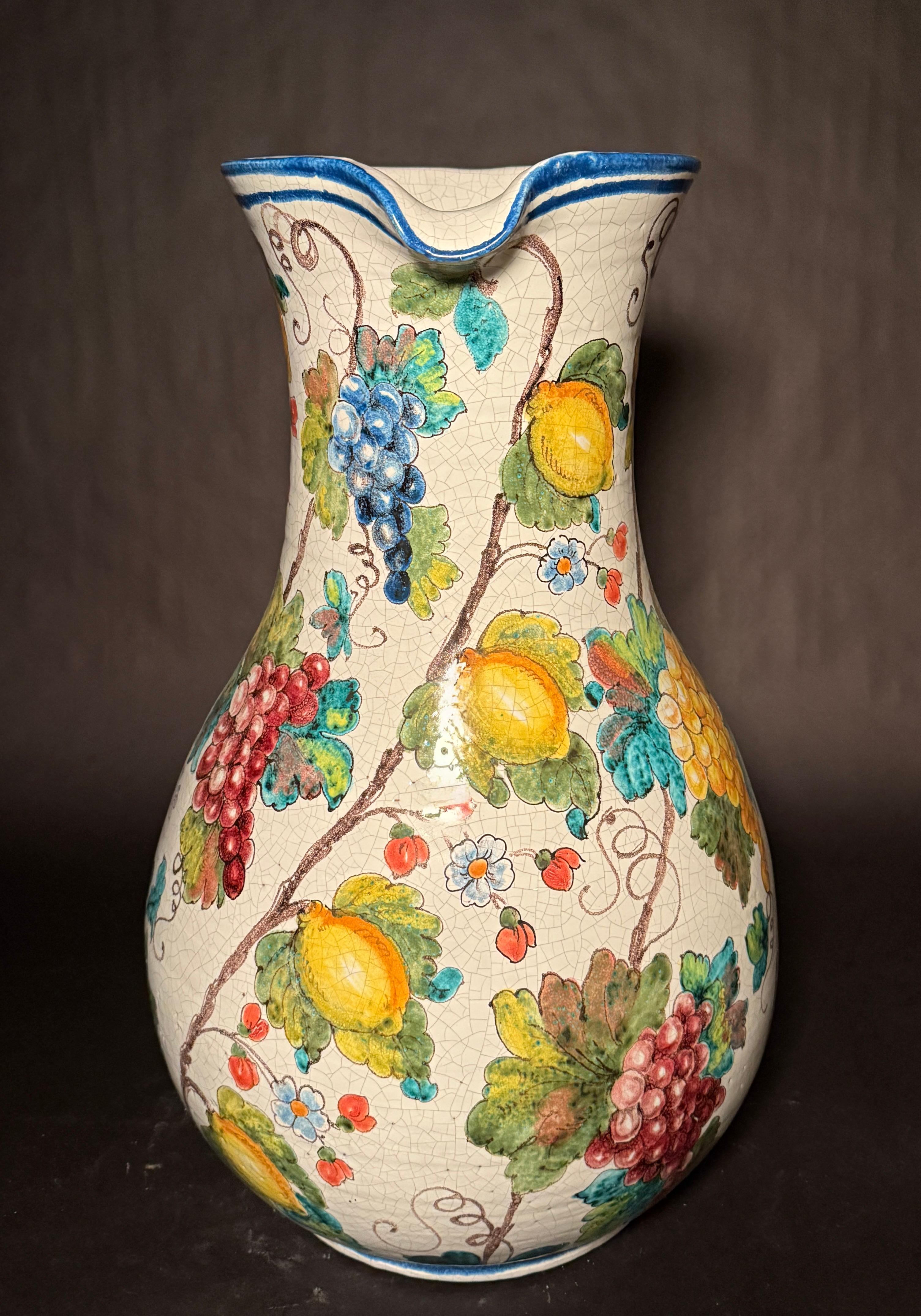 Monumental jarra italiana de mayólica decorada con pintura en venta 2