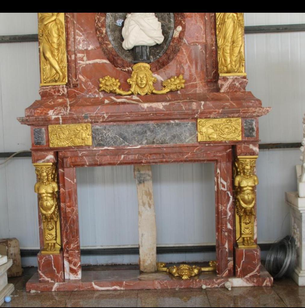 Marbre Cheminée monumentale en marbre italien avec ornements en bronze, 360 CM en vente