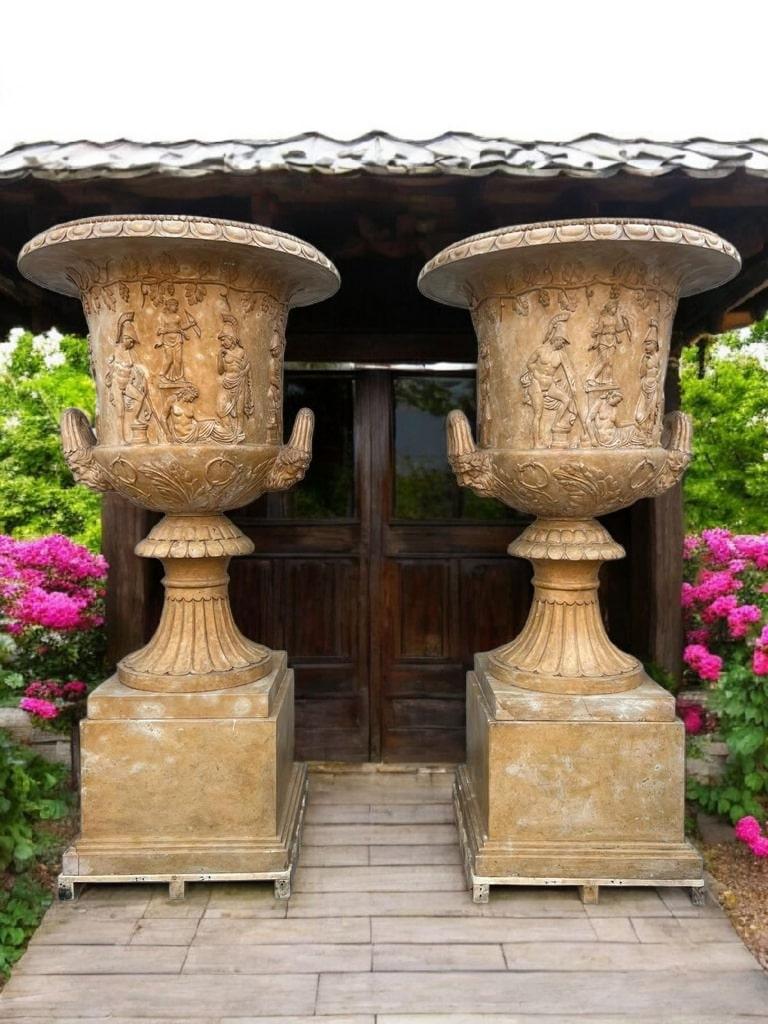 Monumentale italienische Gartenvasen aus Marmor - 1980er Jahre

Spektakuläre monumentale Gartenvasen aus italienischem Marmor, aus den 1980er Jahren. Jede Vase ist rund um die Schale reichhaltig mit Hochreliefs verziert, die außergewöhnliche