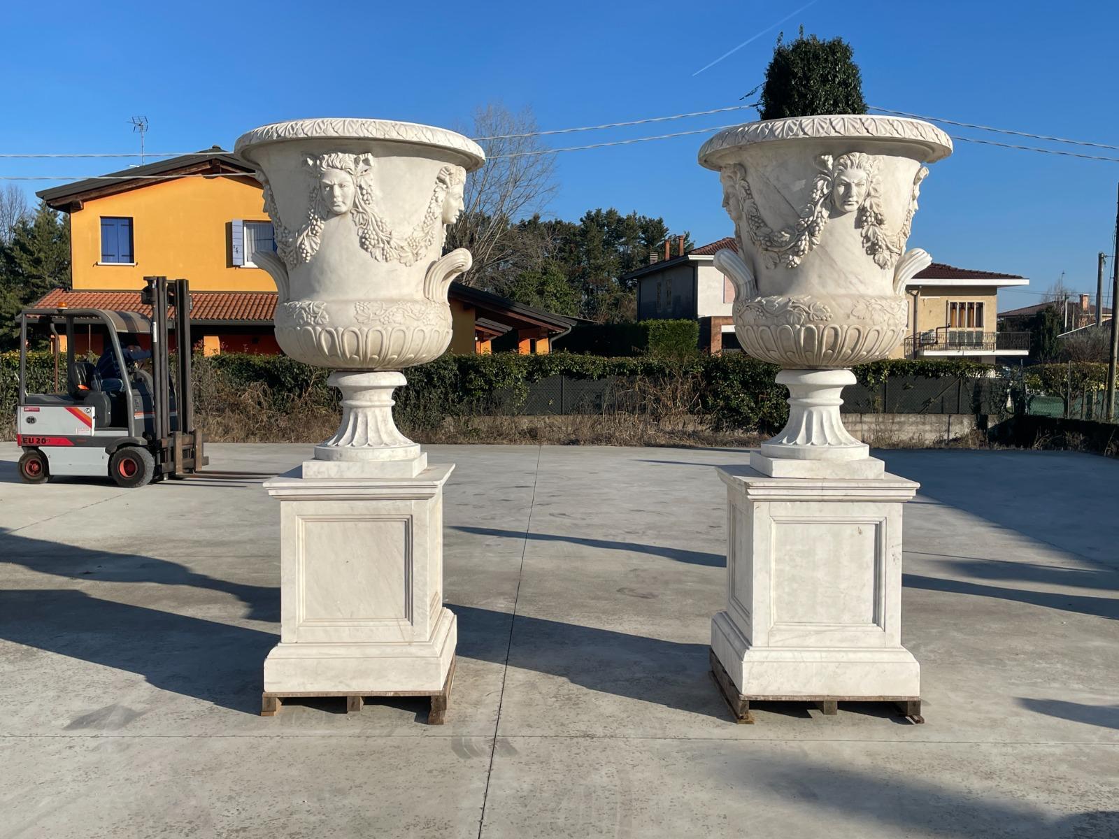 Monumentale italienische Gartenvasen aus Marmor - 1980er Jahre

Spektakuläre monumentale Gartenvasen aus italienischem Marmor, aus den 1980er Jahren. Jede Vase ist rund um die Schale reichhaltig mit Hochreliefs verziert, die außergewöhnliche