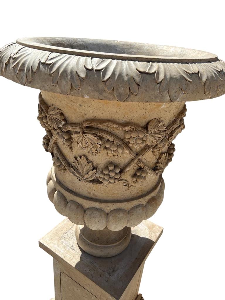Monumentale italienische Marmor-Gartenvasen - 1980er Jahre 160 CM im Zustand „Gut“ im Angebot in Madrid, ES