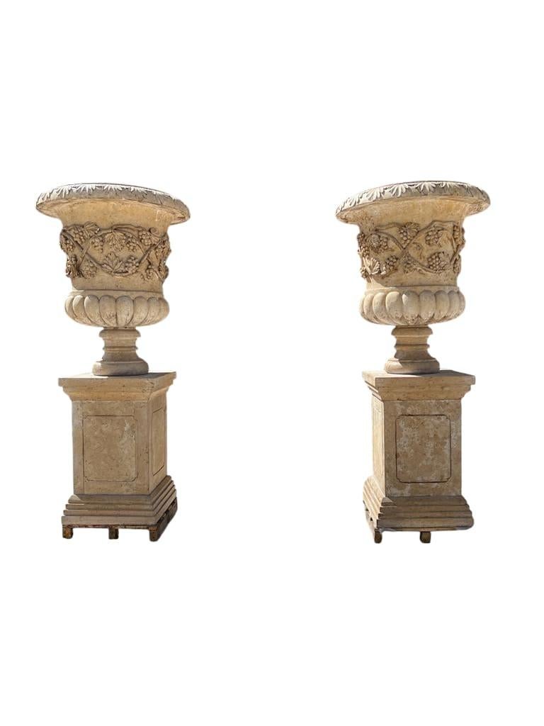 Monumentale italienische Marmor-Gartenvasen - 1980er Jahre 160 CM (Ende des 20. Jahrhunderts) im Angebot