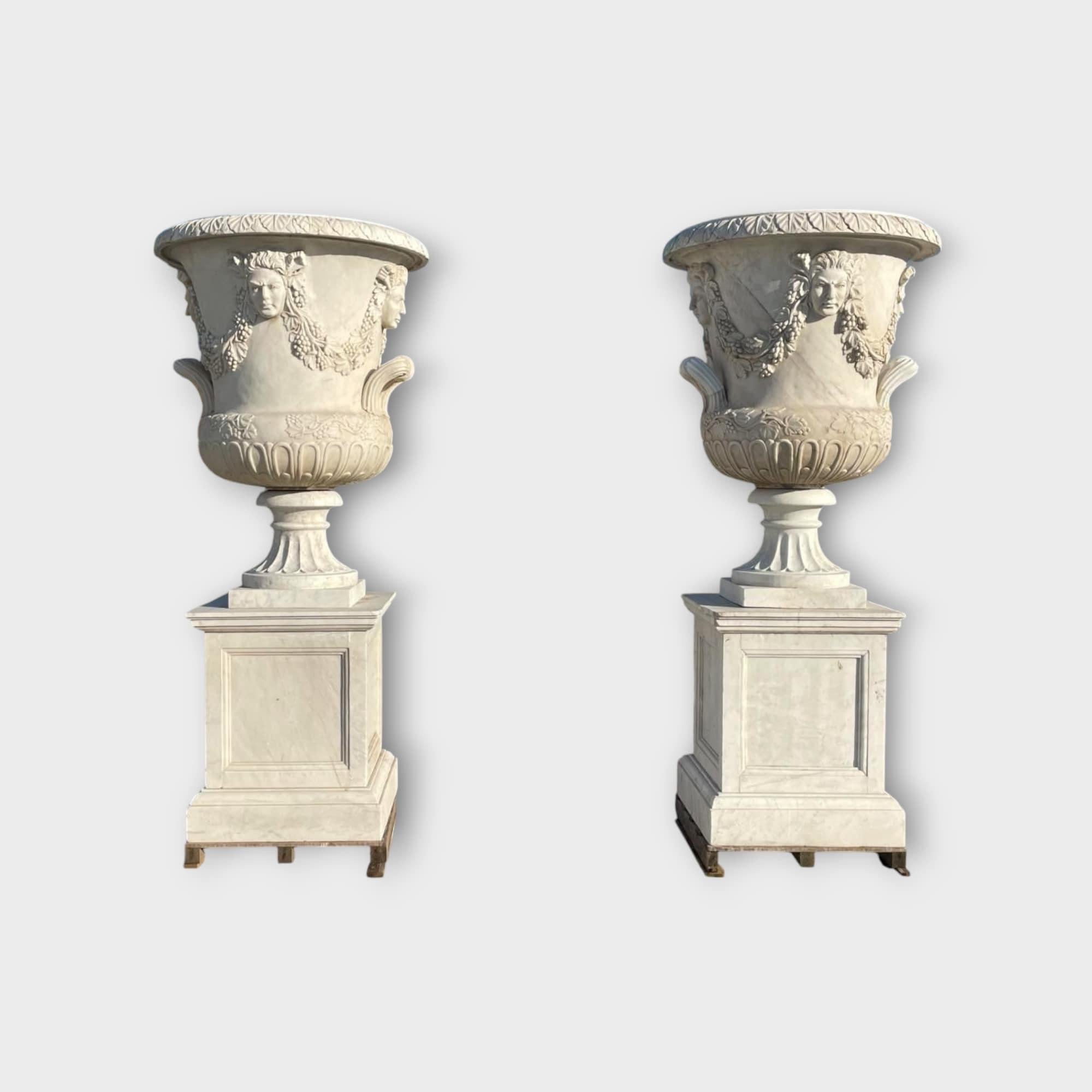 Monumentale italienische Marmor-Gartenvasen - 1980er Jahre 160 CM (Ende des 20. Jahrhunderts) im Angebot