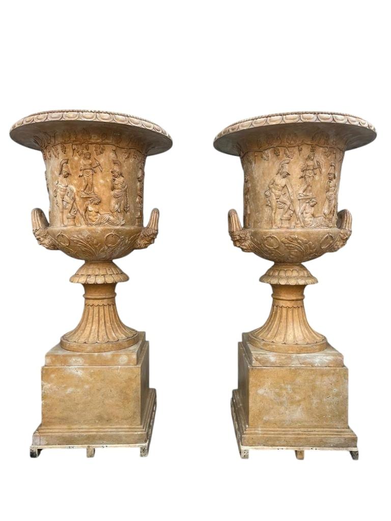Monumentale italienische Marmor-Gartenvasen - 1980er Jahre 160 CM im Angebot 1
