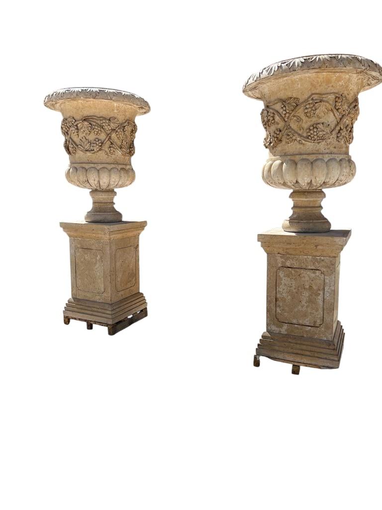 Monumentale italienische Marmor-Gartenvasen - 1980er Jahre 160 CM im Angebot 1