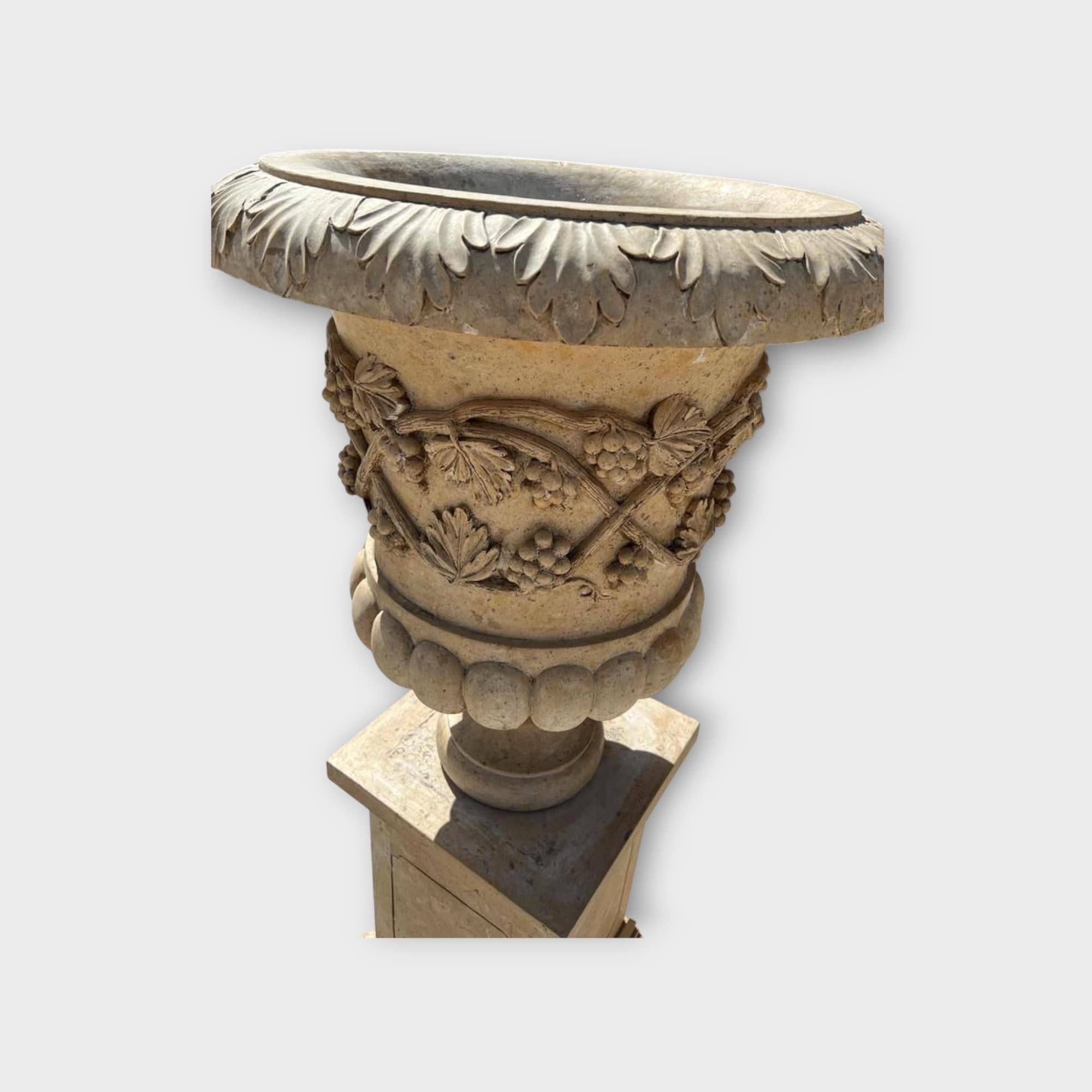 Monumentale italienische Marmor-Gartenvasen - 1980er Jahre 160 CM im Angebot 3