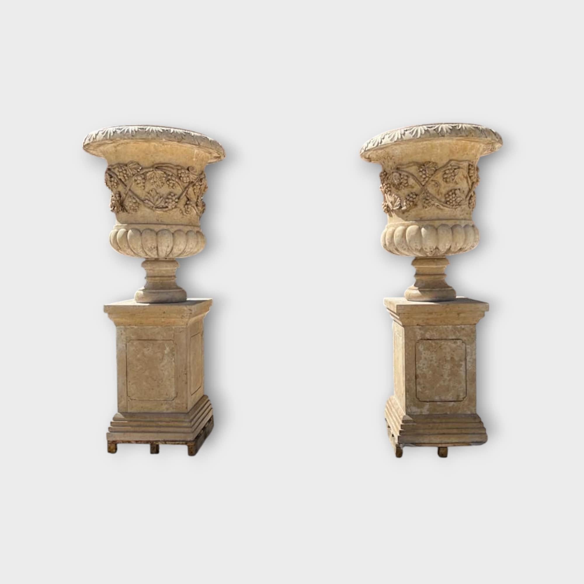 Monumentale italienische Marmor-Gartenvasen - 1980er Jahre 160 CM im Angebot 4