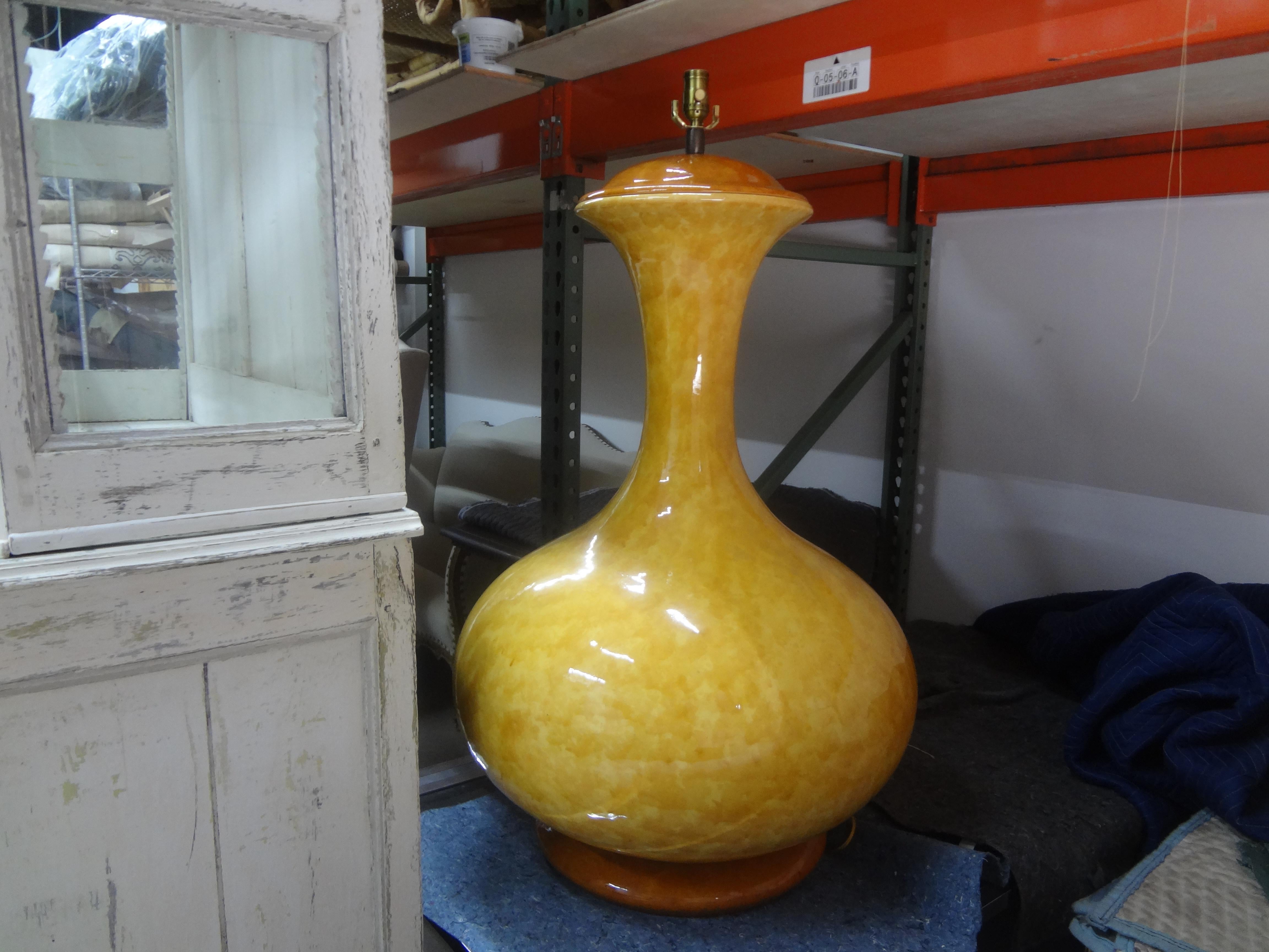 Monumentale italienische glasierte Keramiklampe aus der Mitte des Jahrhunderts. Diese atemberaubend große Tischlampe  (41 Zoll H, 29 Zoll T) wurde neu verkabelt und mit einem neuen Sockel versehen, der für den Farbton Ihrer Wahl bereit ist.
Diese