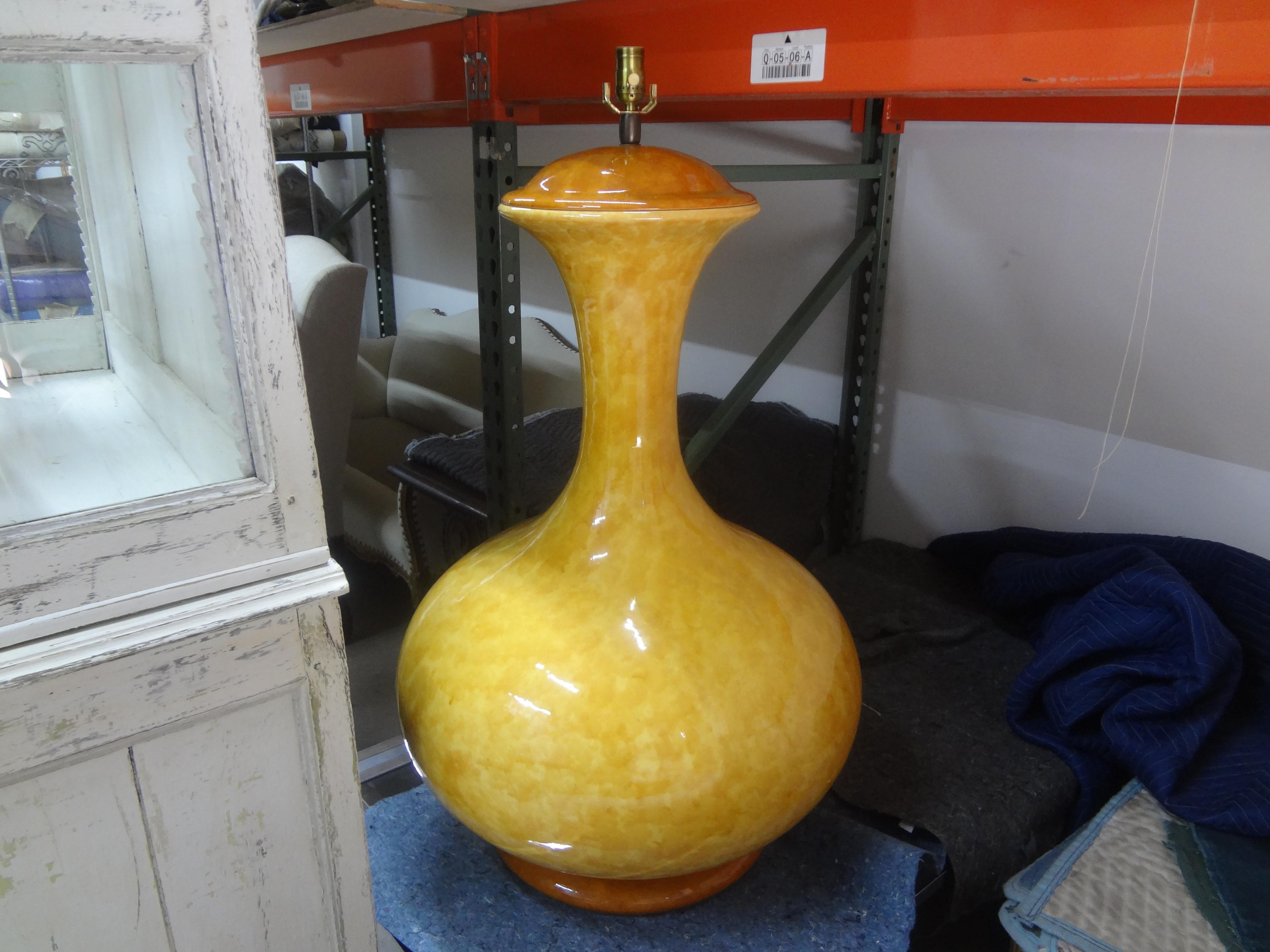 Monumentale italienische glasierte Keramiklampe aus der Mitte des Jahrhunderts (Mitte des 20. Jahrhunderts) im Angebot