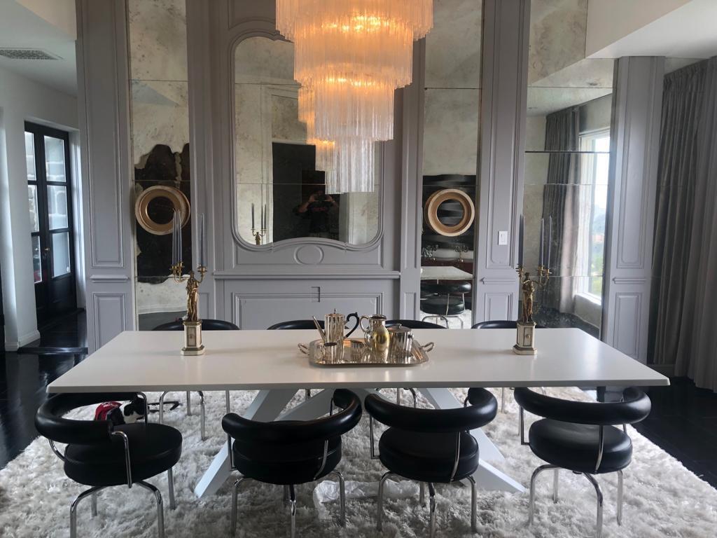This extraordinary chandelier is composed by 78 'Tronchi' by 40 cm high.
Eighteen-light bulbs E 14. Wattage: we recommend up to 40w per bulb.
Measure: Height 160 cm without chain.
This light fixture can be disassembled and the glasses individually