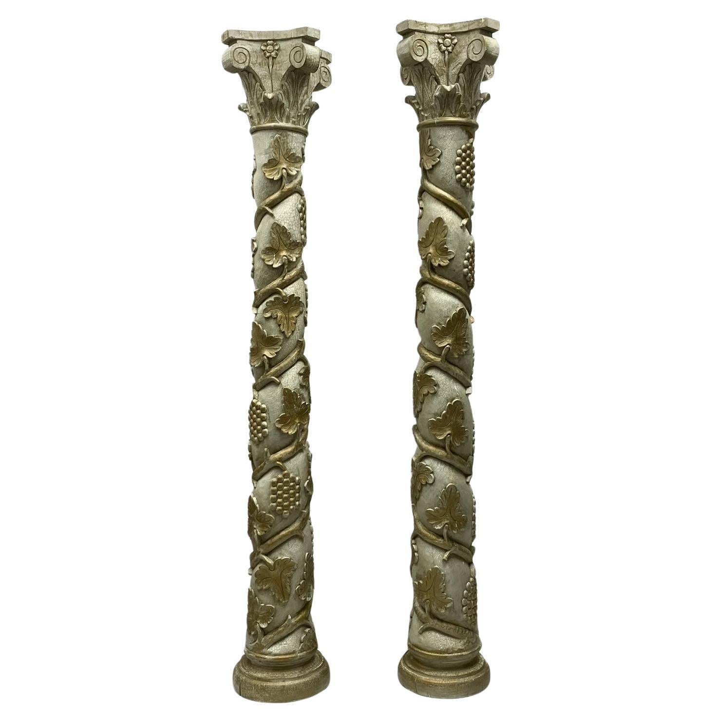 Monumentale paire de colonnes de style néoclassique italien en pin et bois doré avec Capitoles en vente