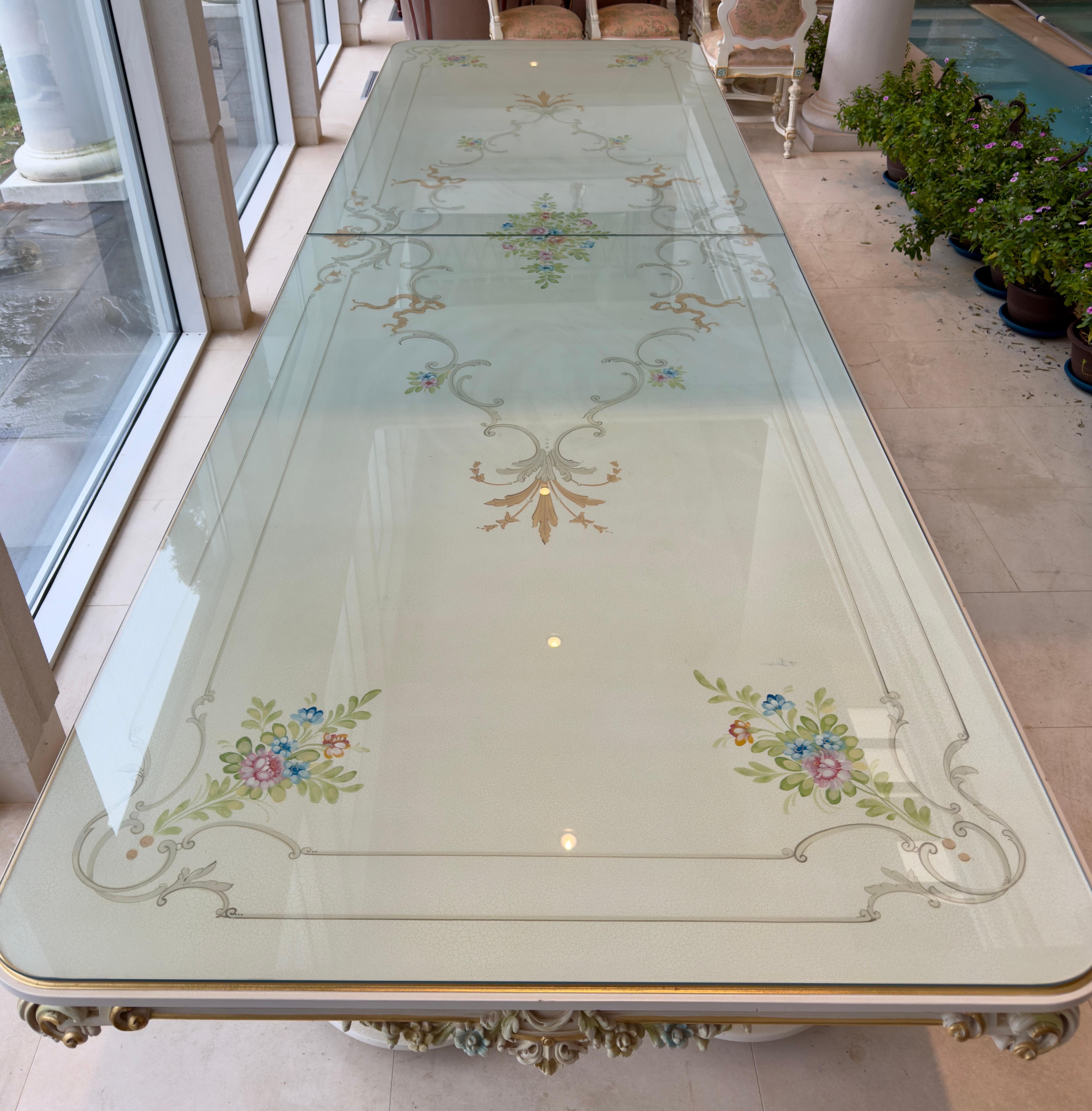 Néoclassique Monumentale table de salle à manger italienne de style baroque néoclassique avec plateau en verre  en vente