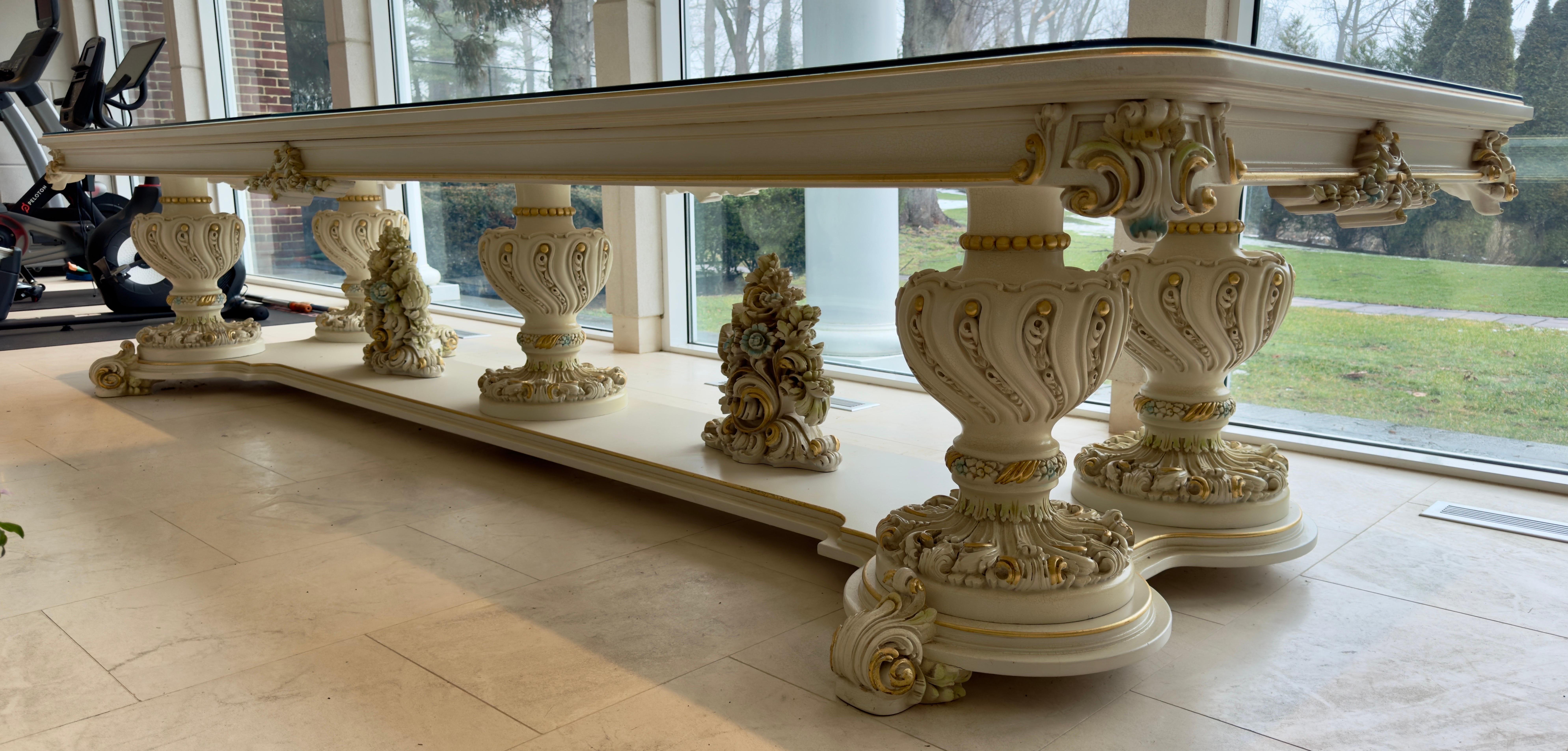 Verre Monumentale table de salle à manger italienne de style baroque néoclassique avec plateau en verre  en vente
