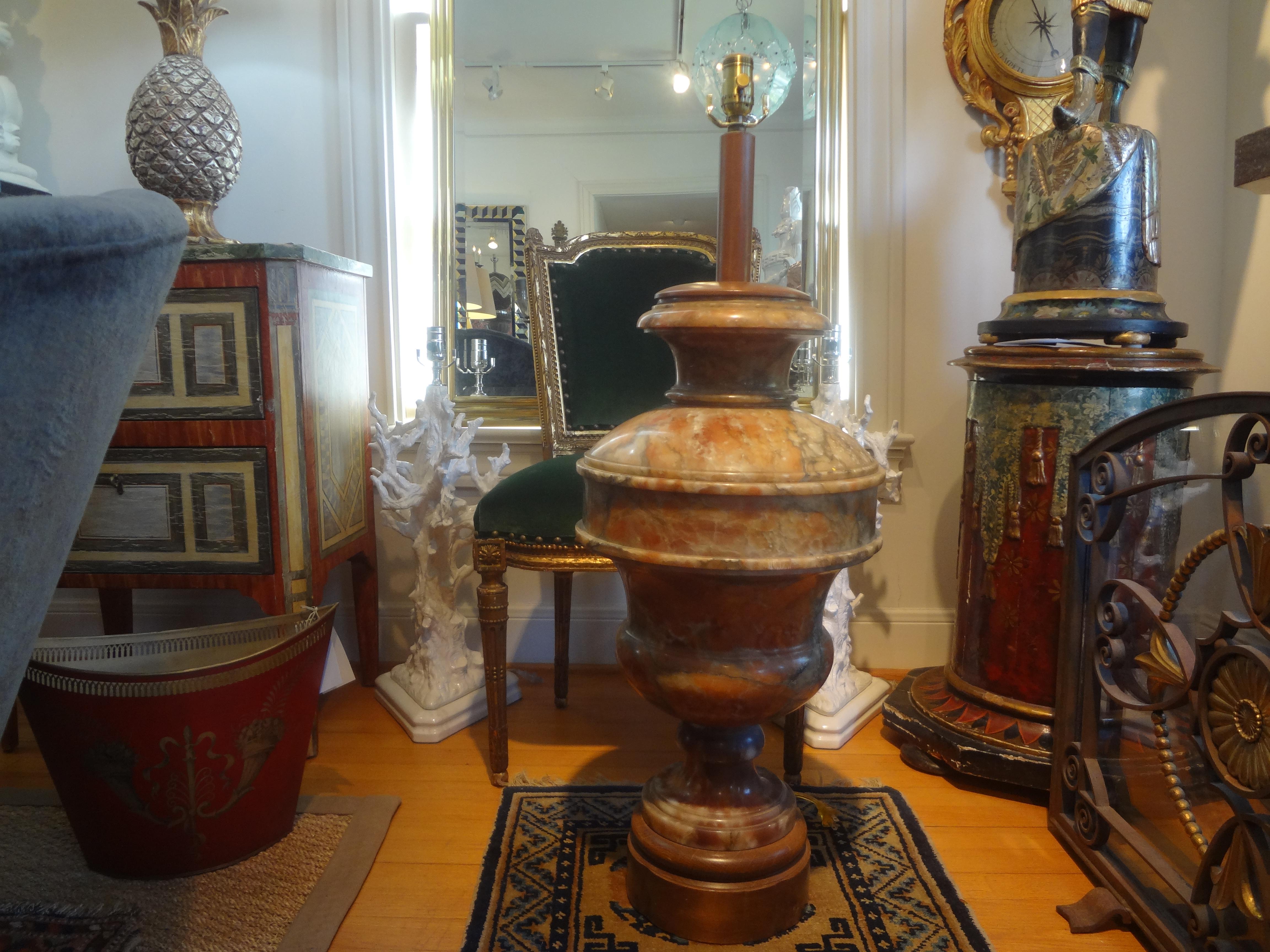 Monumental Lámpara de Mármol en Forma de Urna de Estilo Neoclásico Italiano en venta 6