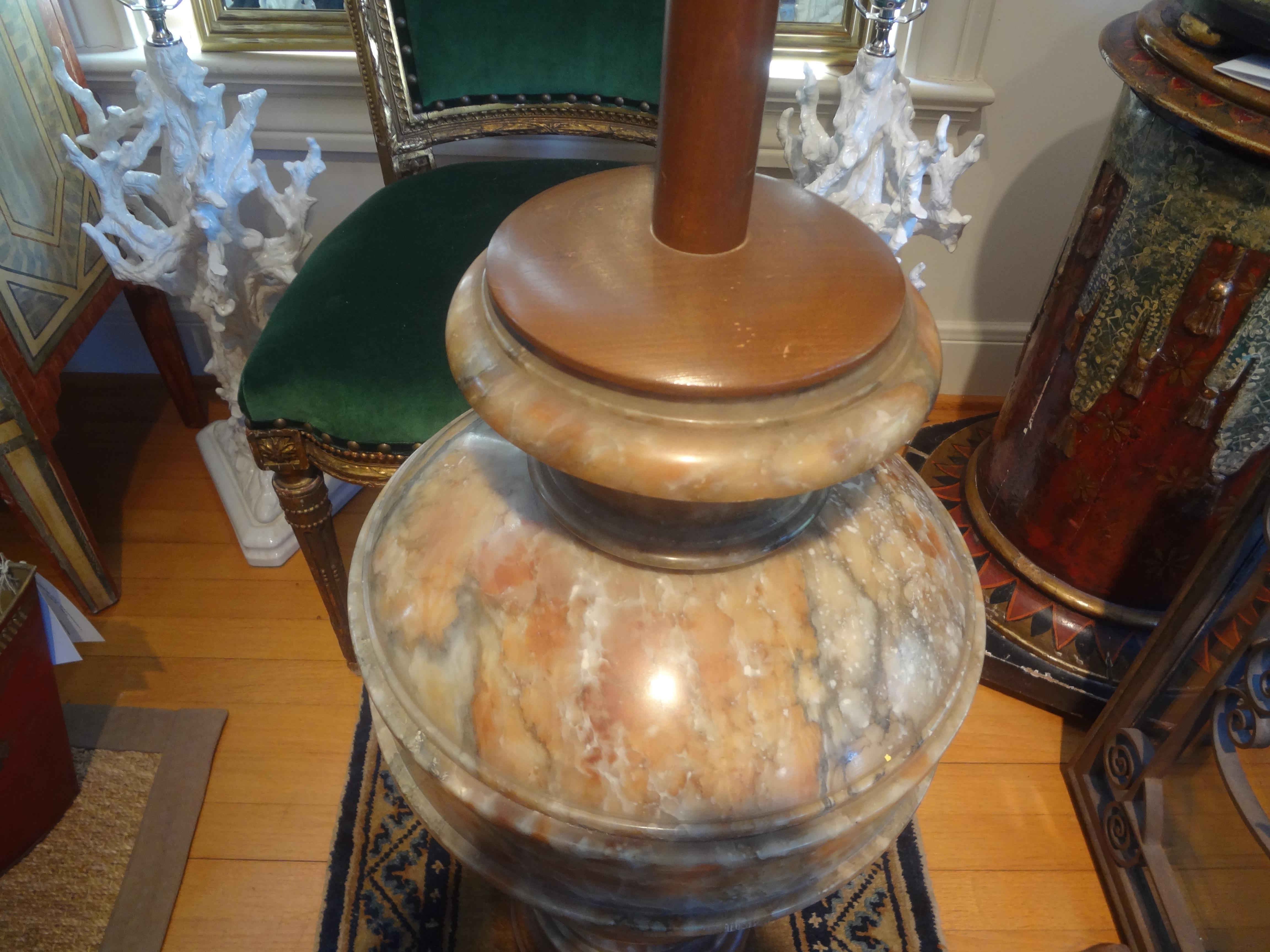 Monumentale italienische Urnenlampe aus Marmor im neoklassischen Stil (Italienisch) im Angebot