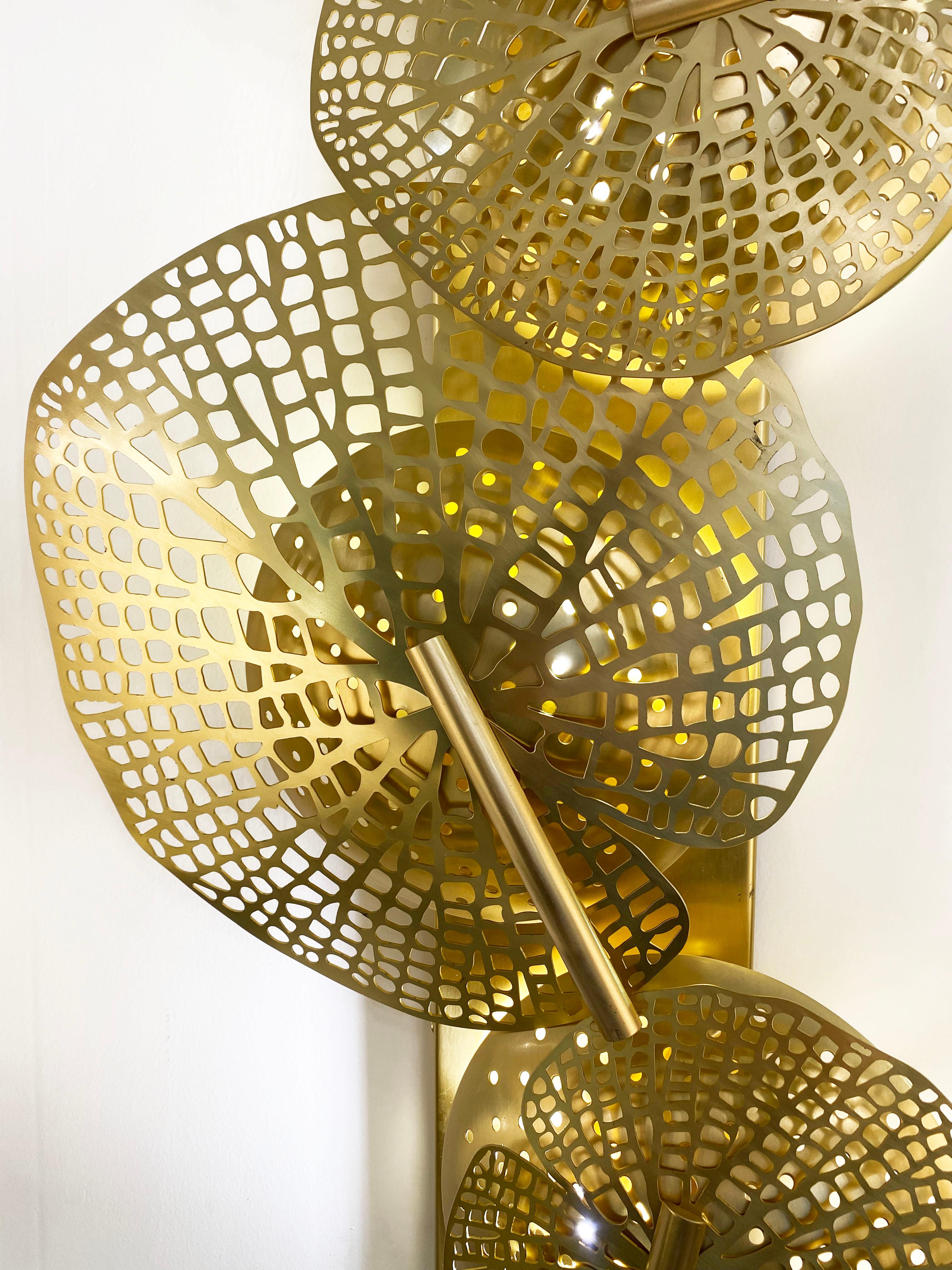 Fait main Monumental Italian Organic Art Design Modernity Perforated Brass Leaf Sconce (applique à feuilles en laiton perforé) en vente