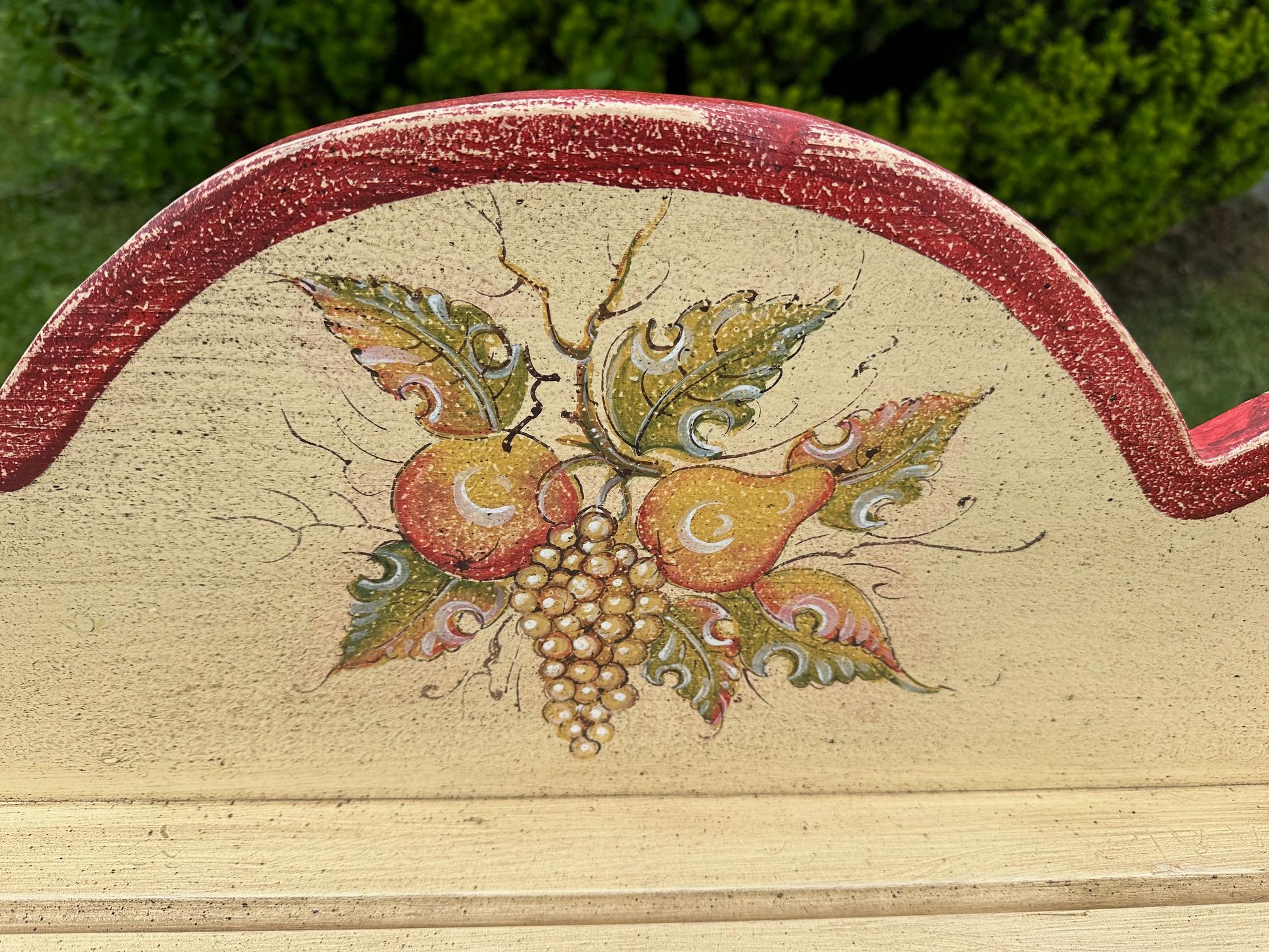 Estantería de pared italiana muy grande de 3 niveles de madera dura pintada para exponer platos, perfecta para un comedor de estilo rústico.  Colores apagados de amarillo crema suave, verde y óxido con un acabado envejecido de imitación.  Pera,