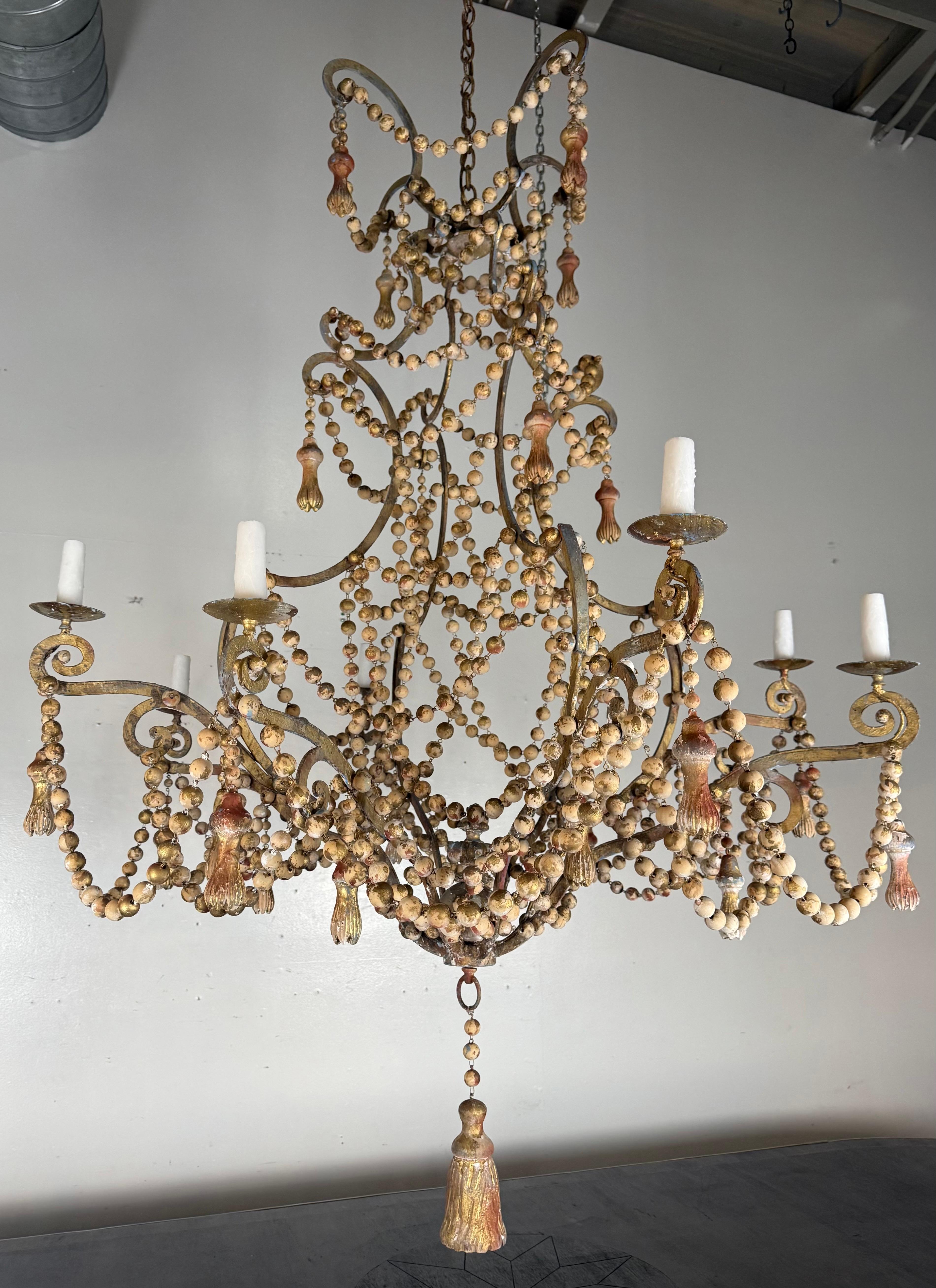 Monumentaler italienischer Paket-Kronleuchter aus vergoldetem und bemaltem Holz und Perlen im Angebot 4