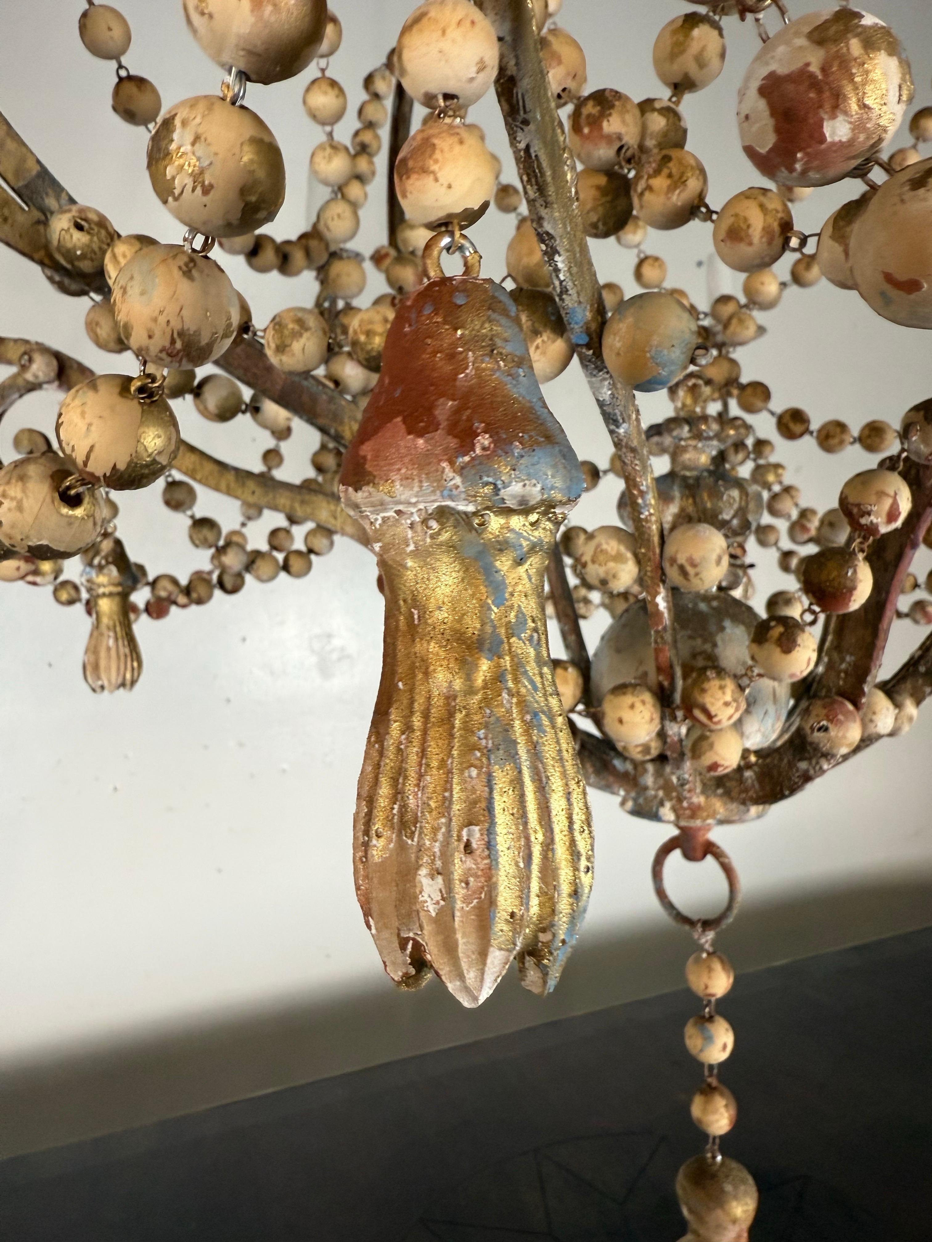 Monumentaler italienischer Paket-Kronleuchter aus vergoldetem und bemaltem Holz und Perlen im Angebot 7