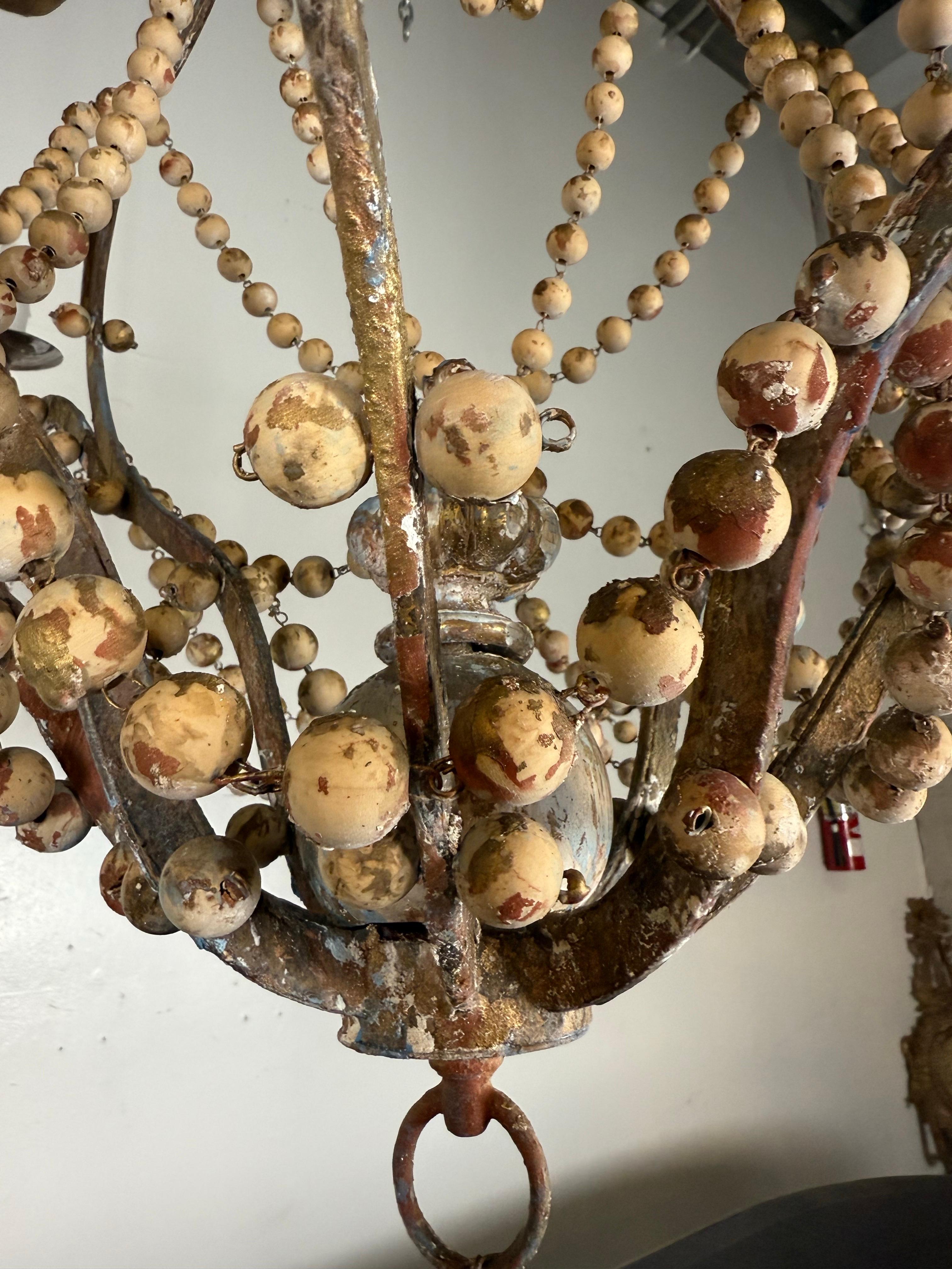 Monumentaler italienischer Paket-Kronleuchter aus vergoldetem und bemaltem Holz und Perlen im Angebot 8