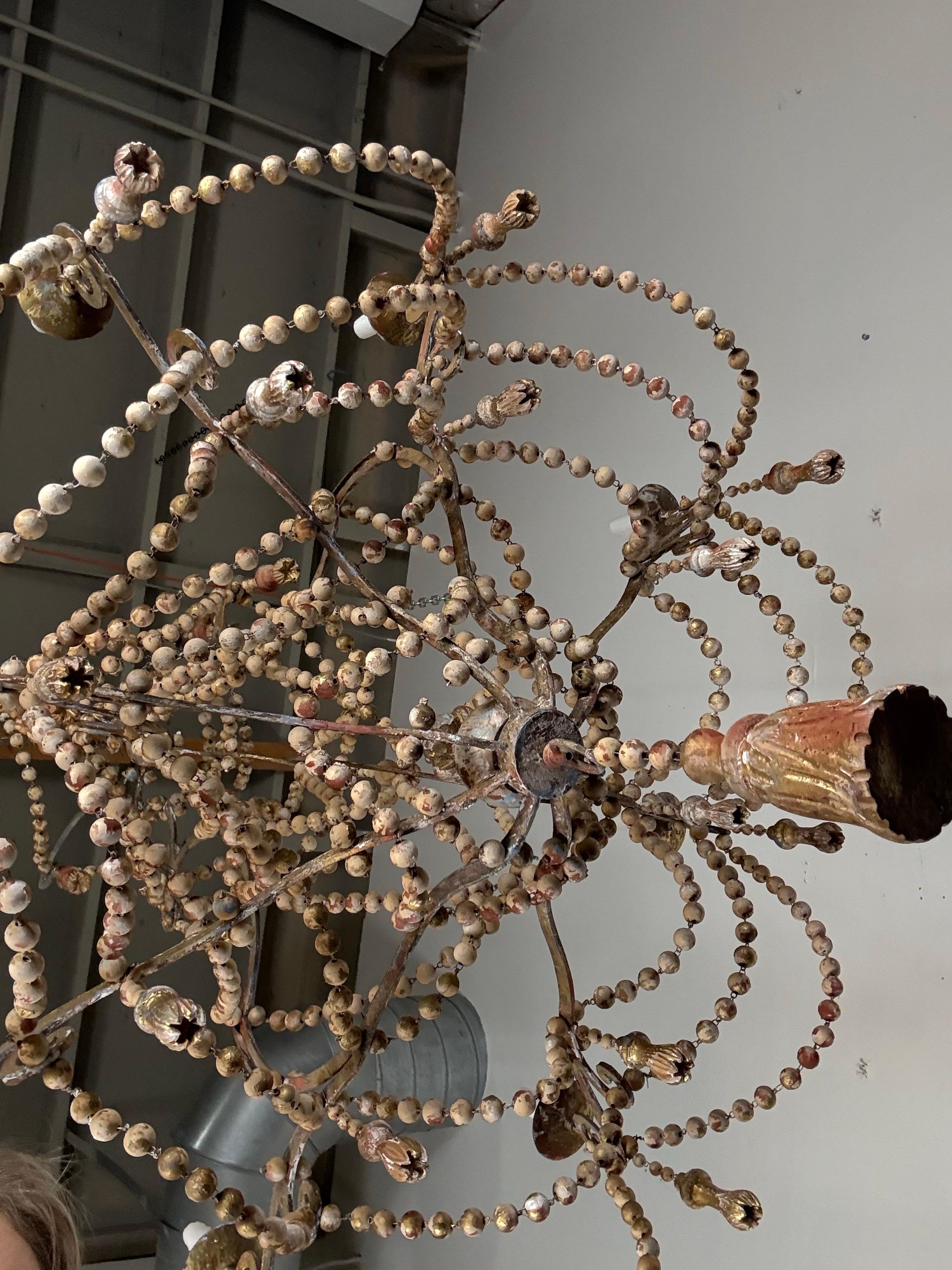 Monumentaler italienischer Paket-Kronleuchter aus vergoldetem und bemaltem Holz und Perlen (20. Jahrhundert) im Angebot